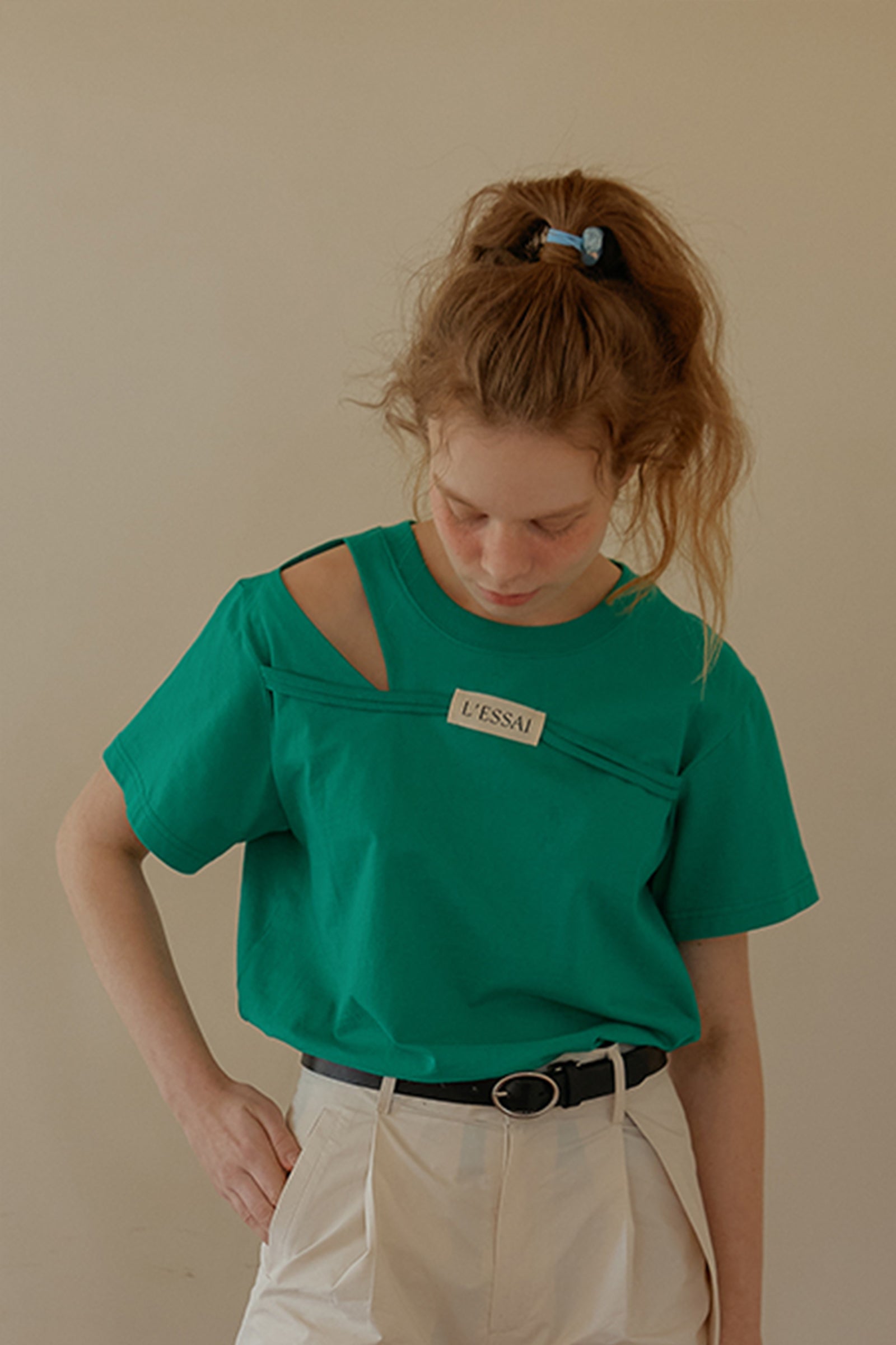 CUT OUT SHOULDER STRING LOGO T-SHIRT_VERT