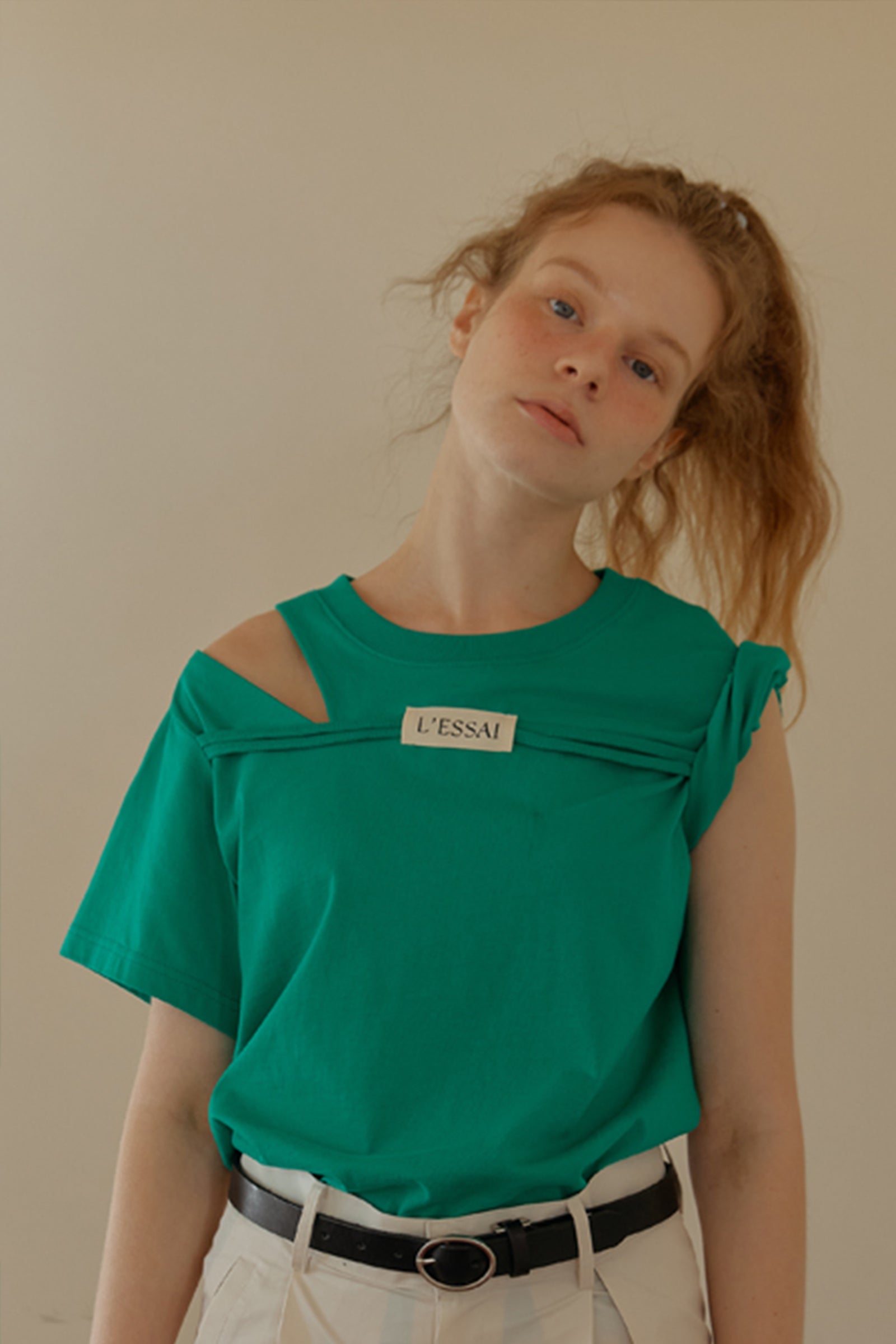 CUT OUT SHOULDER STRING LOGO T-SHIRT_VERT