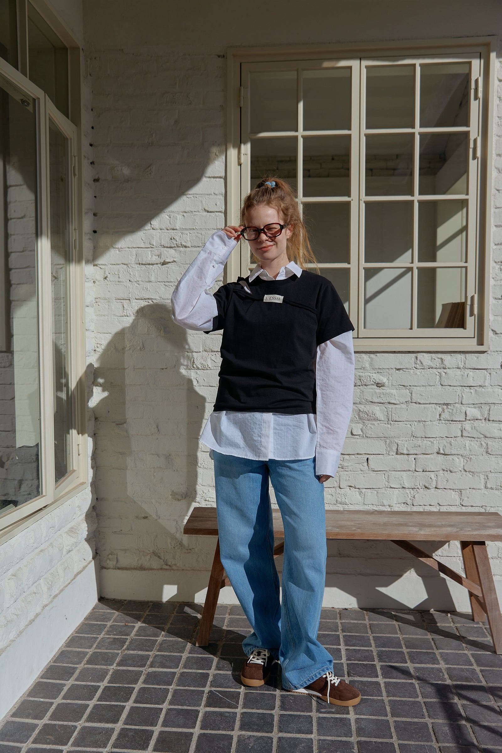 CUT OUT SHOULDER STRING LOGO T-SHIRT_GRIS