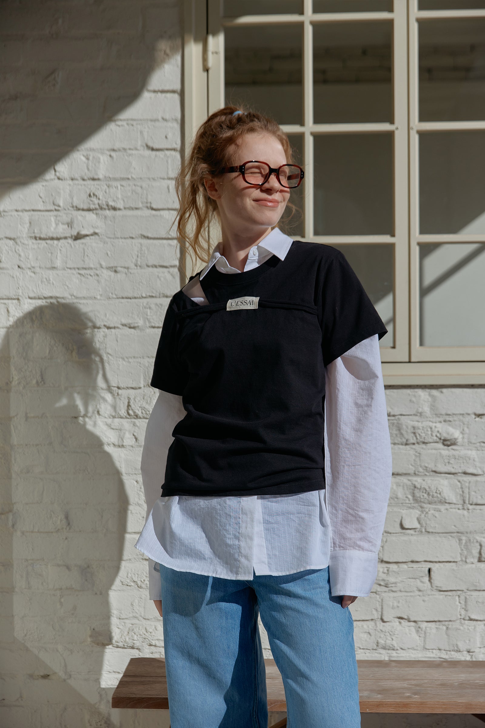 CUT OUT SHOULDER STRING LOGO T-SHIRT_GRIS