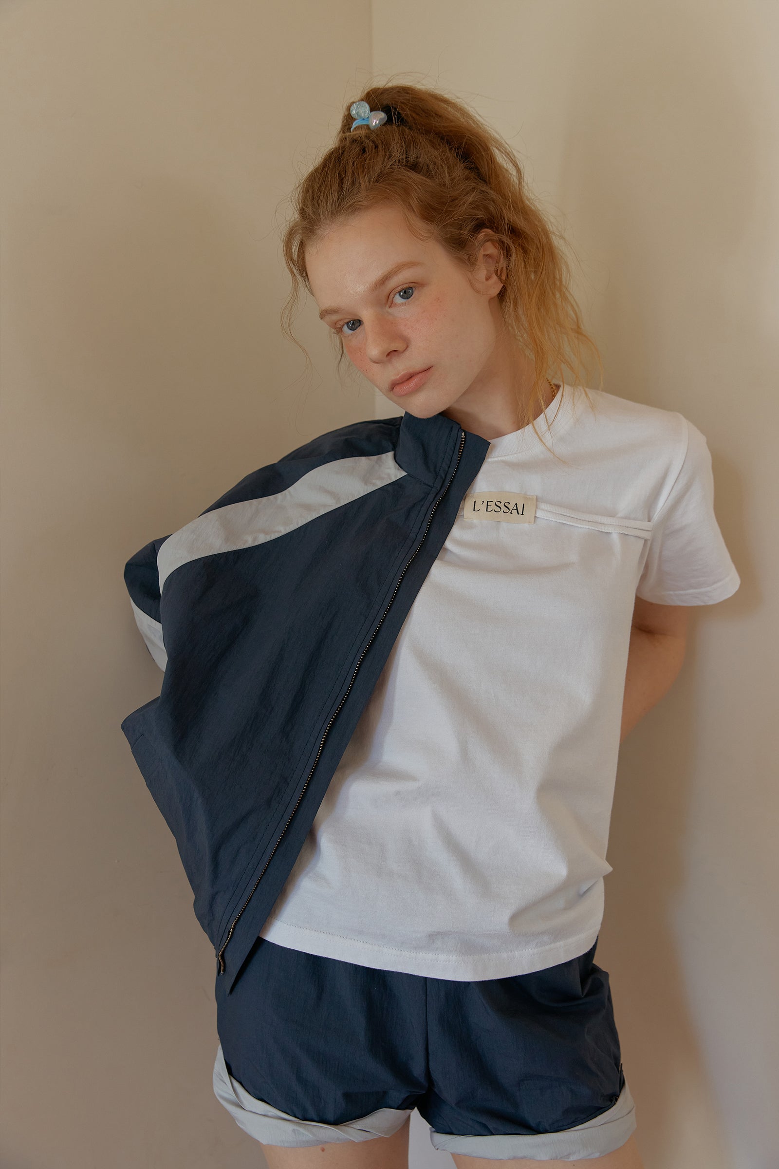 CUT OUT SHOULDER STRING LOGO T-SHIRT_BLANC