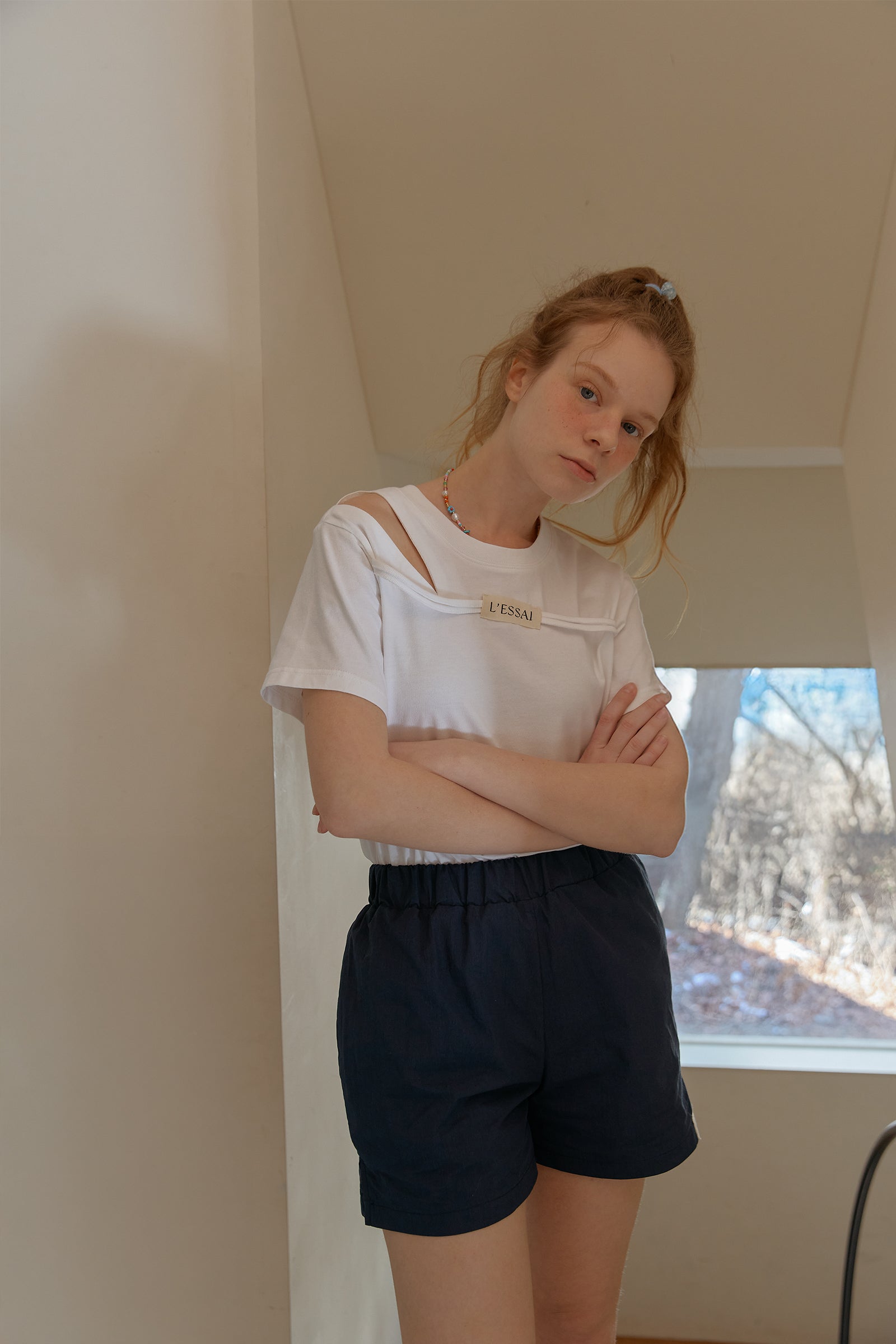 CUT OUT SHOULDER STRING LOGO T-SHIRT_BLANC