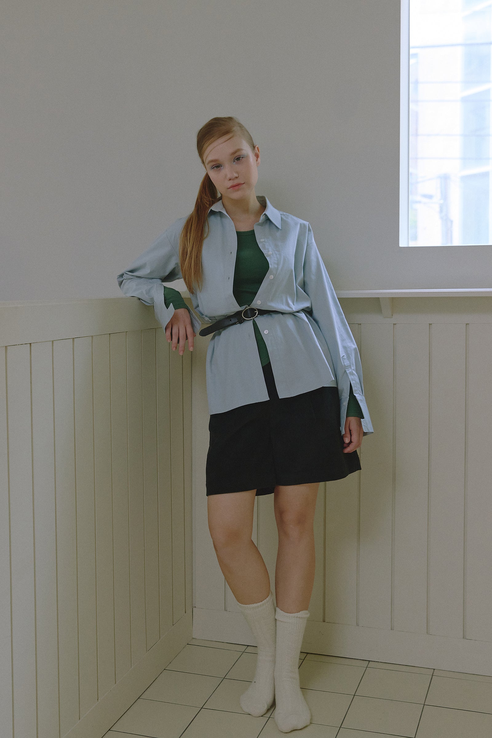 CHEMISE OVERSIZE CLASSIQUE AVEC DÉTAILS LATÉRAUX_BLEU CLAIR