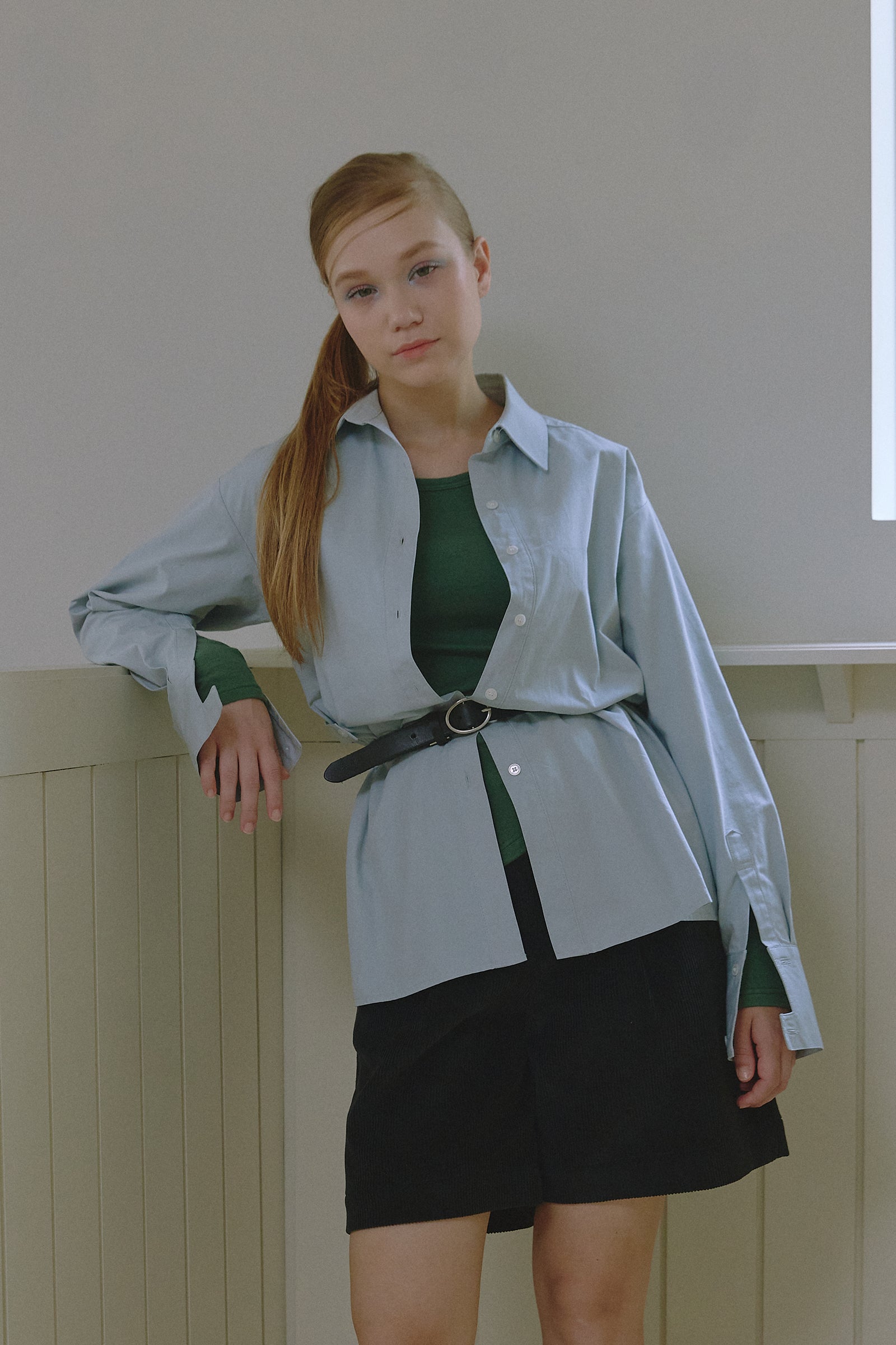 CHEMISE OVERSIZE CLASSIQUE AVEC DÉTAILS LATÉRAUX_BLEU CLAIR