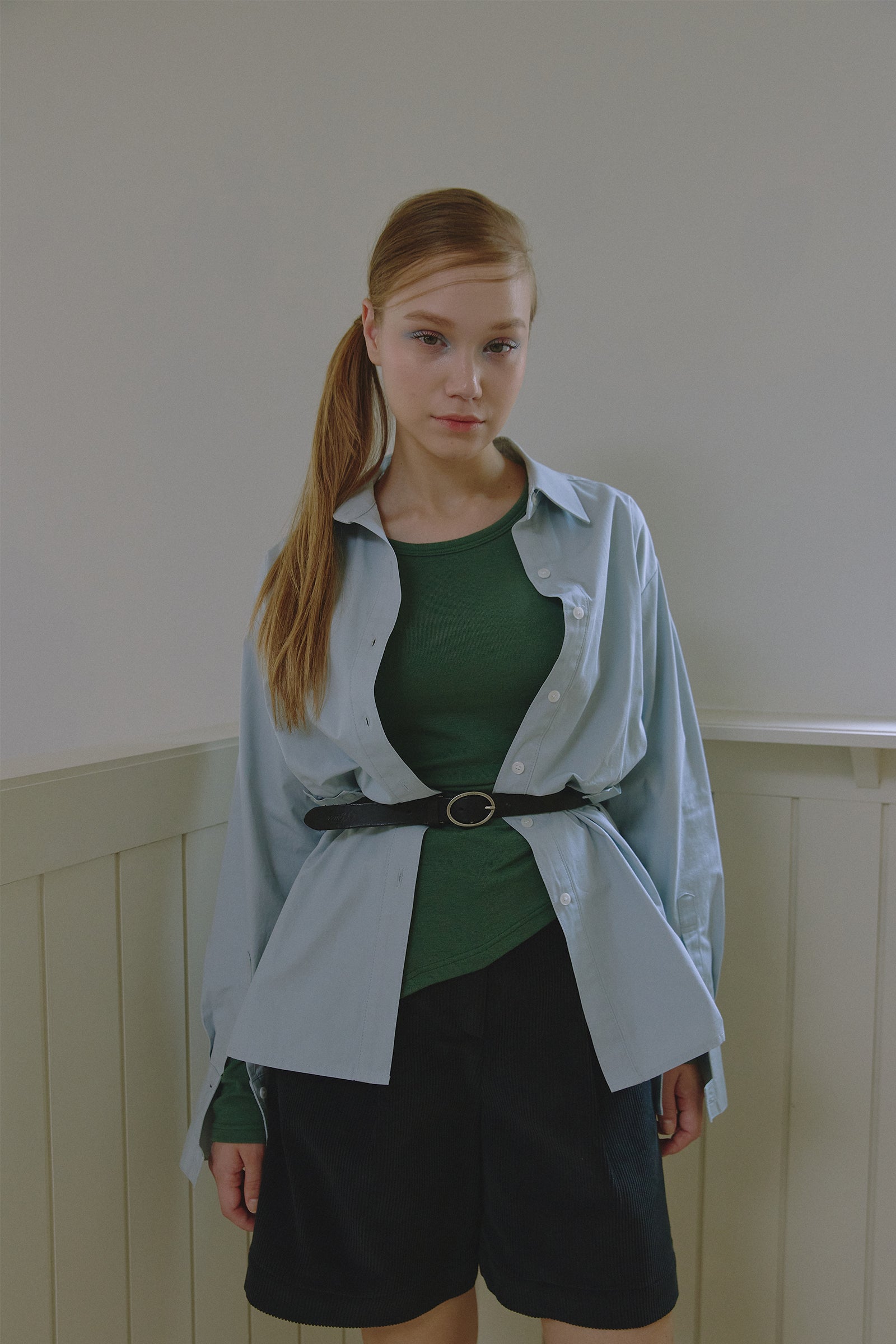 CHEMISE OVERSIZE CLASSIQUE AVEC DÉTAILS LATÉRAUX_BLEU CLAIR