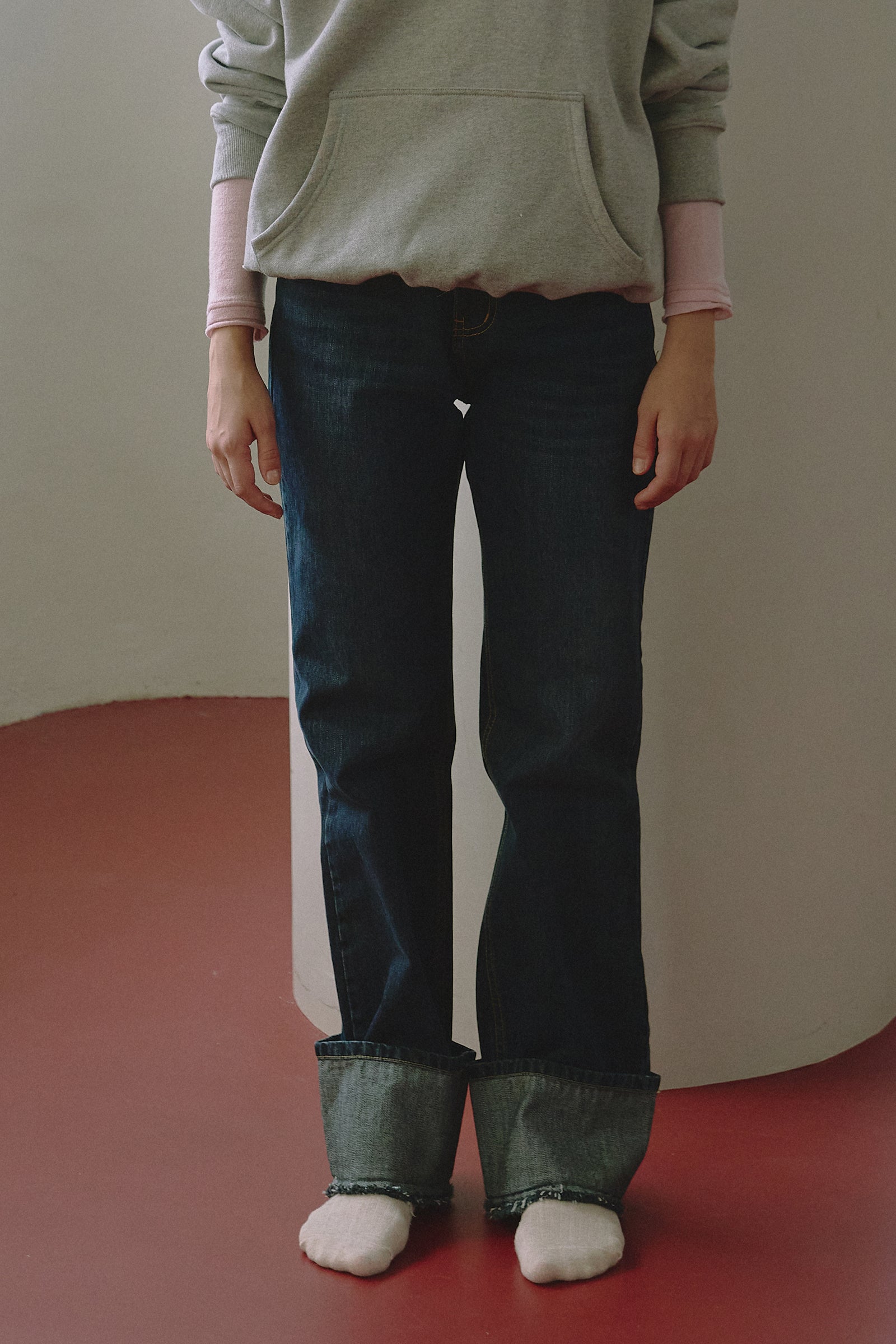 JEAN À COUPE STRUCTURÉE ET CEINTURE EMBLÉMATIQUE_INDIGO