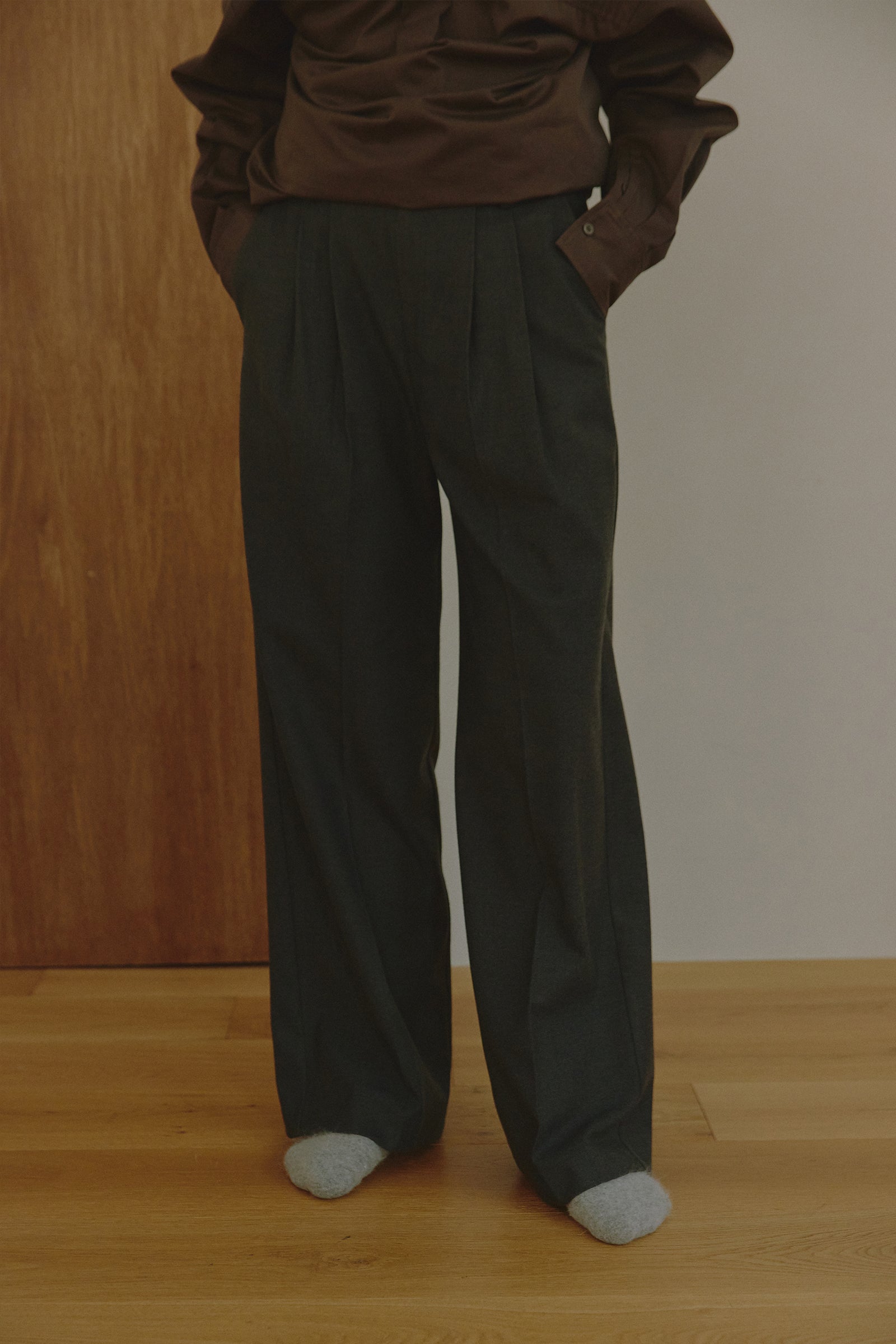 PANTALON LARGE À PINCES EN LAINE MÉLANGÉE AVEC CEINTURE_GRIS