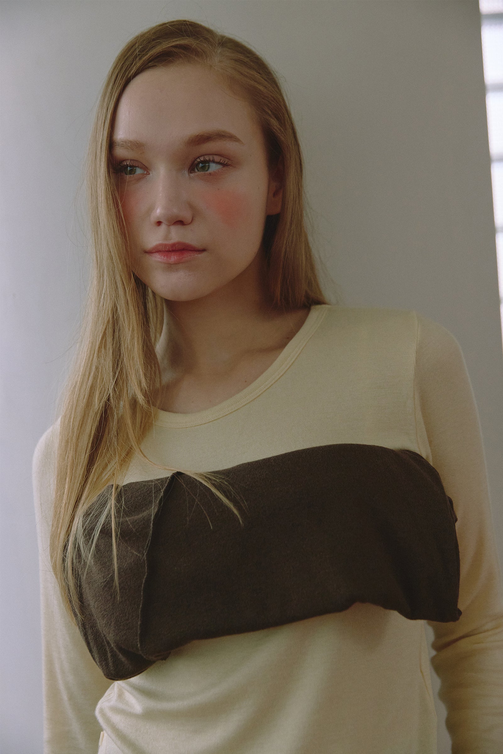 T-SHIRT MANCHES LONGUES EN LAINE AVEC FENTE LATÉRALE_JAUNE CLAIR