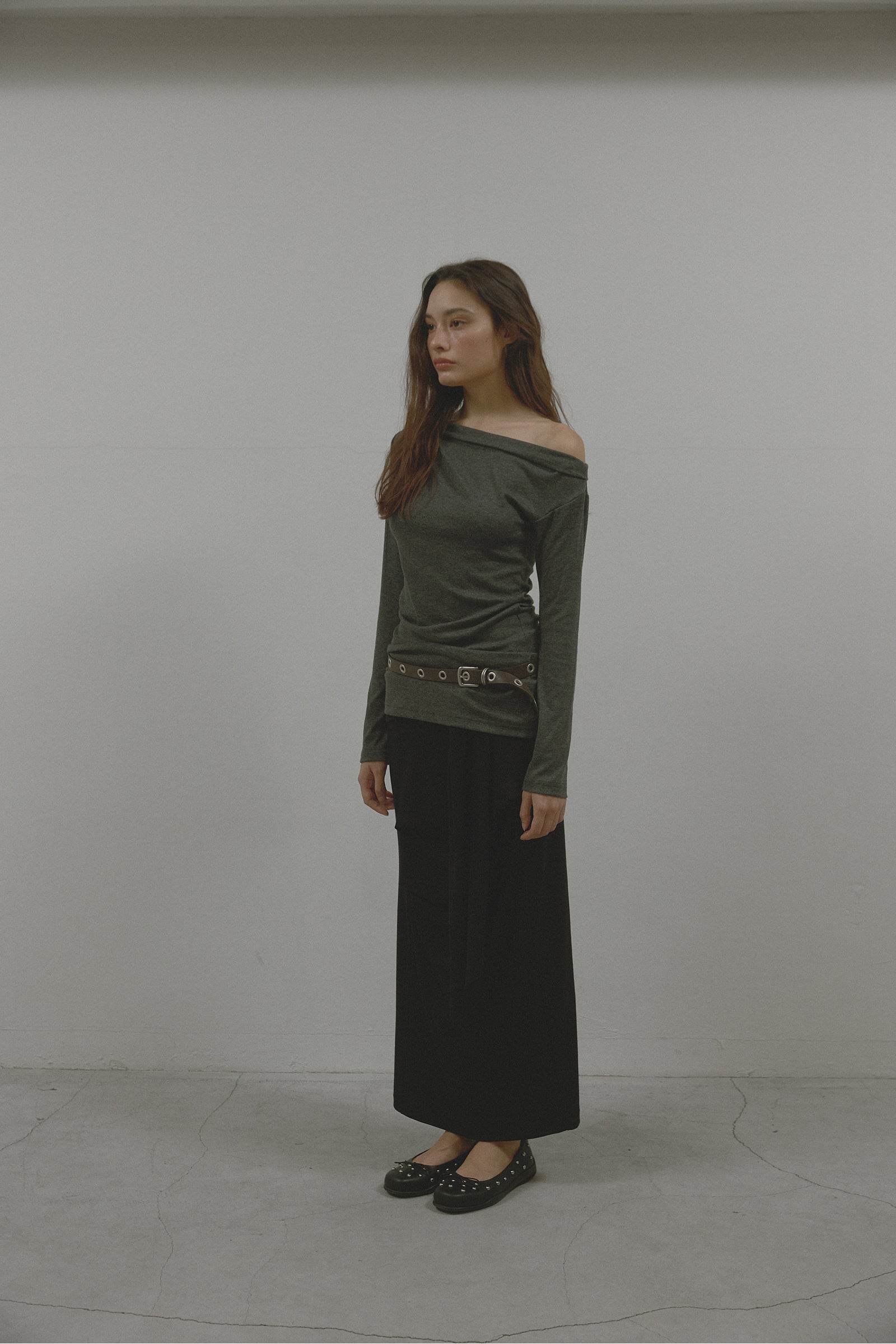 FOLD ONE SHOULDER T_CHARCOAL