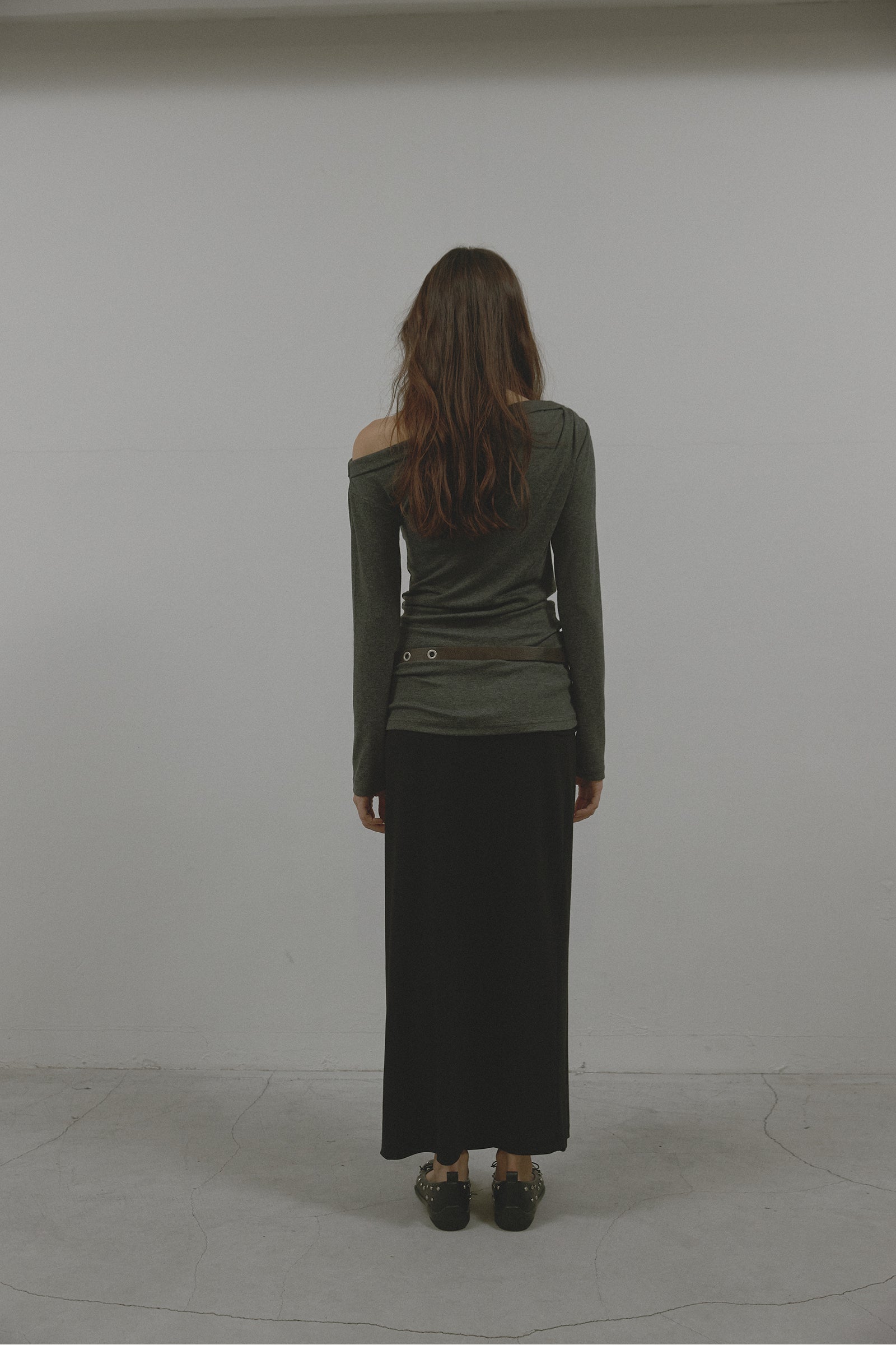FOLD ONE SHOULDER T_CHARCOAL