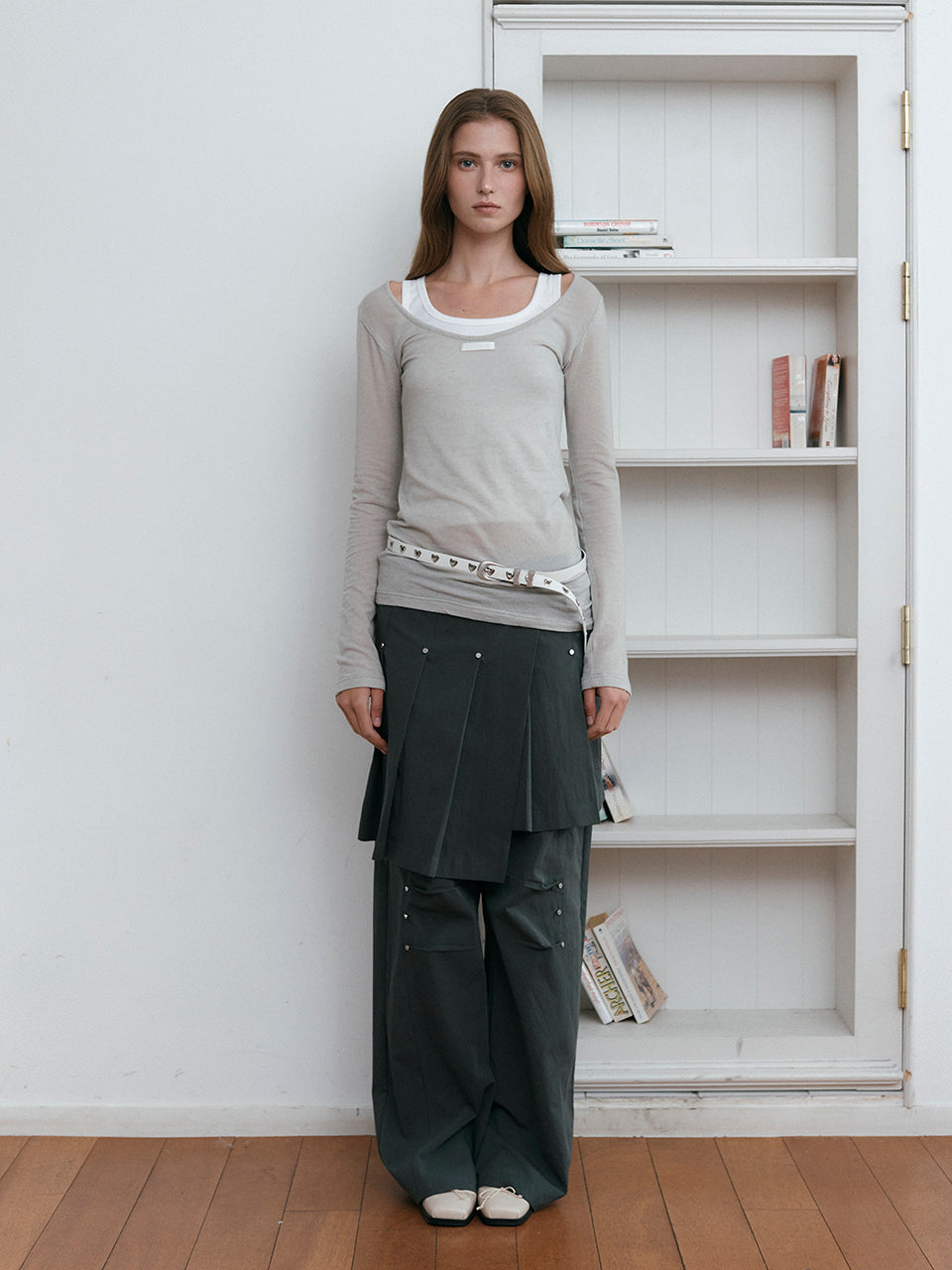 ATYPICAL RIVET PLEATS SKIRT_CHARCOAL