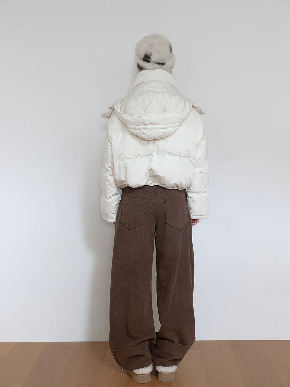 PANTALON COURBÉ EN VELOURS CÔTELÉ_MARRON