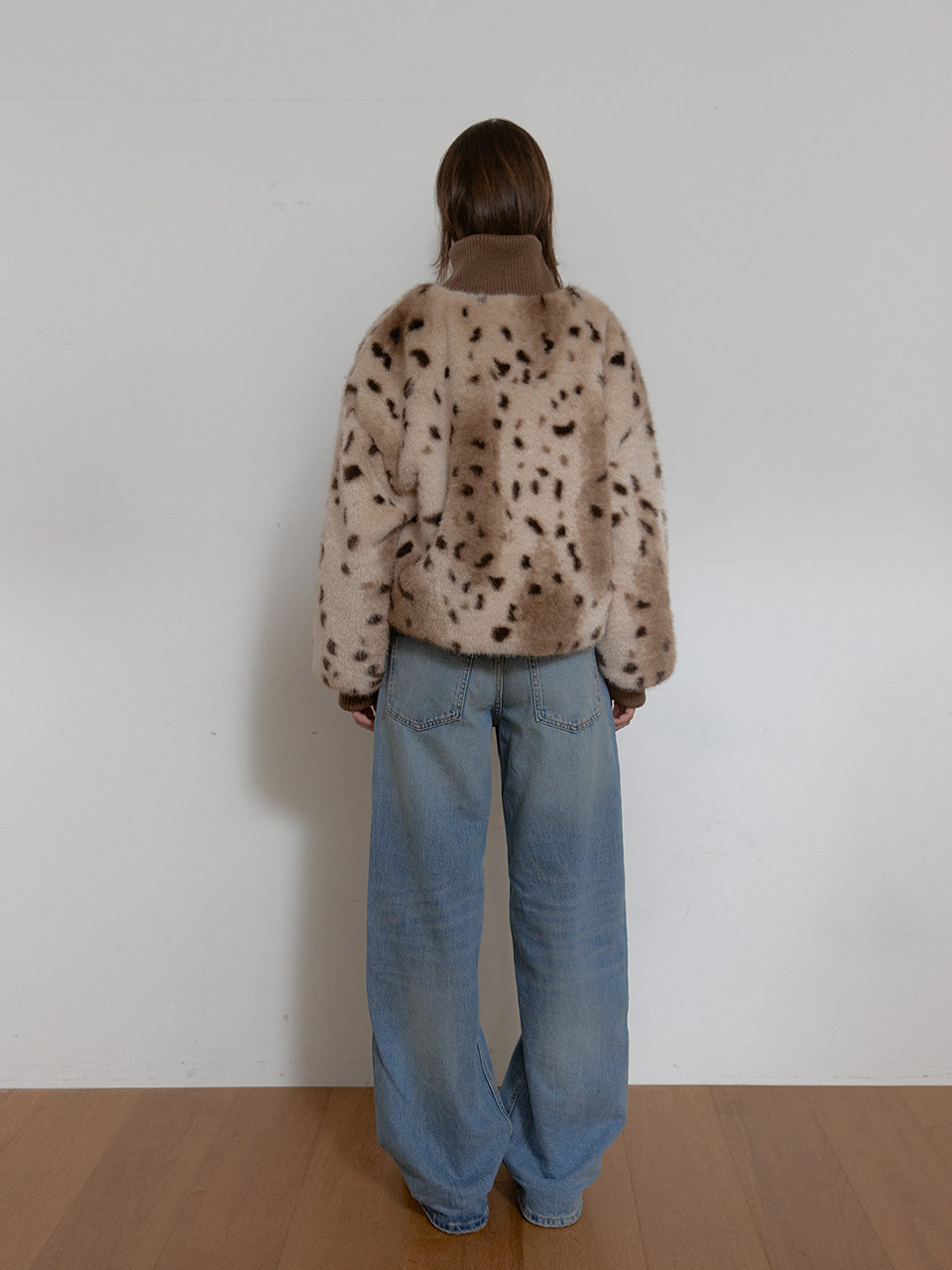 VESTE EN FAUSSE FOURRURE À MOTIF ANIMAL_MARRON