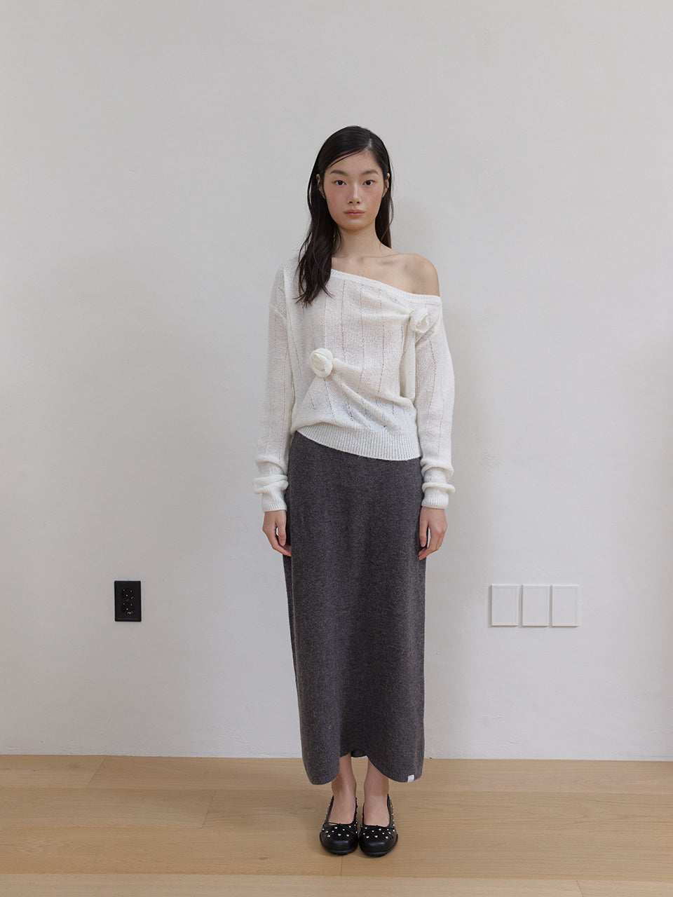 ROSE BROOCH ONE SHOULDER KNIT_IVORY
