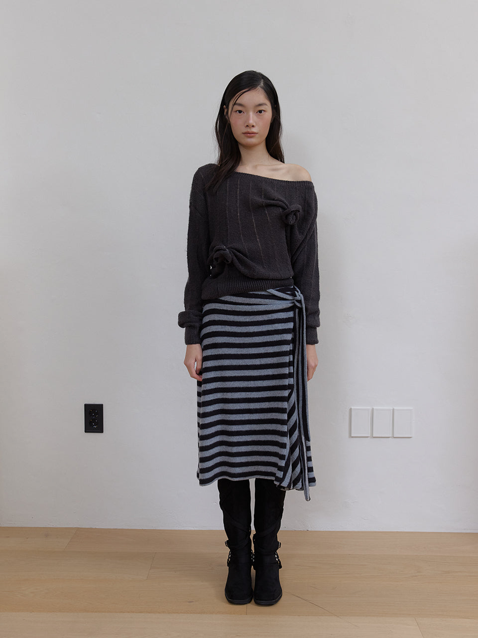 ROSE BROOCH ONE SHOULDER KNIT_CHARCOAL