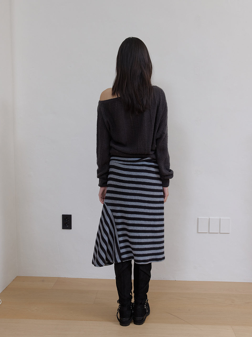 ROSE BROOCH ONE SHOULDER KNIT_CHARCOAL