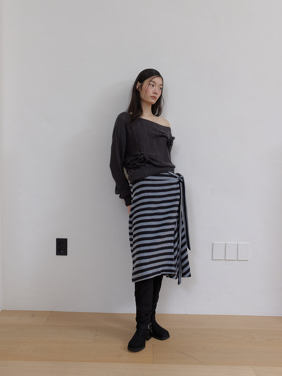 ROSE BROOCH ONE SHOULDER KNIT_CHARCOAL