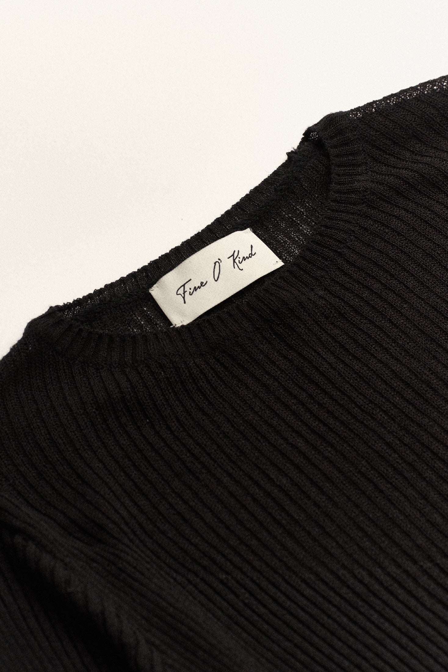 PULL TRANSPARANT À COUTURES BRUTES_NOIR