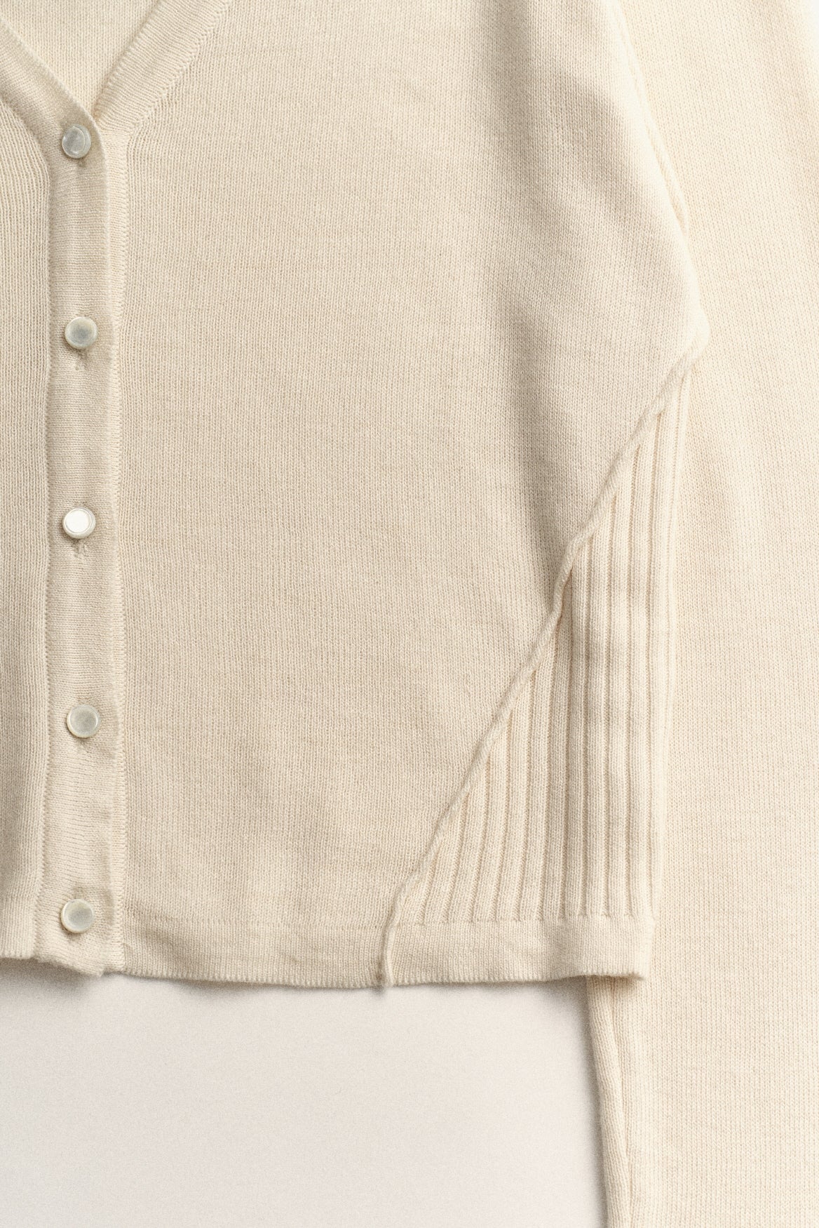 CARDIGAN À COUTURES BRUTES_IVOIRE