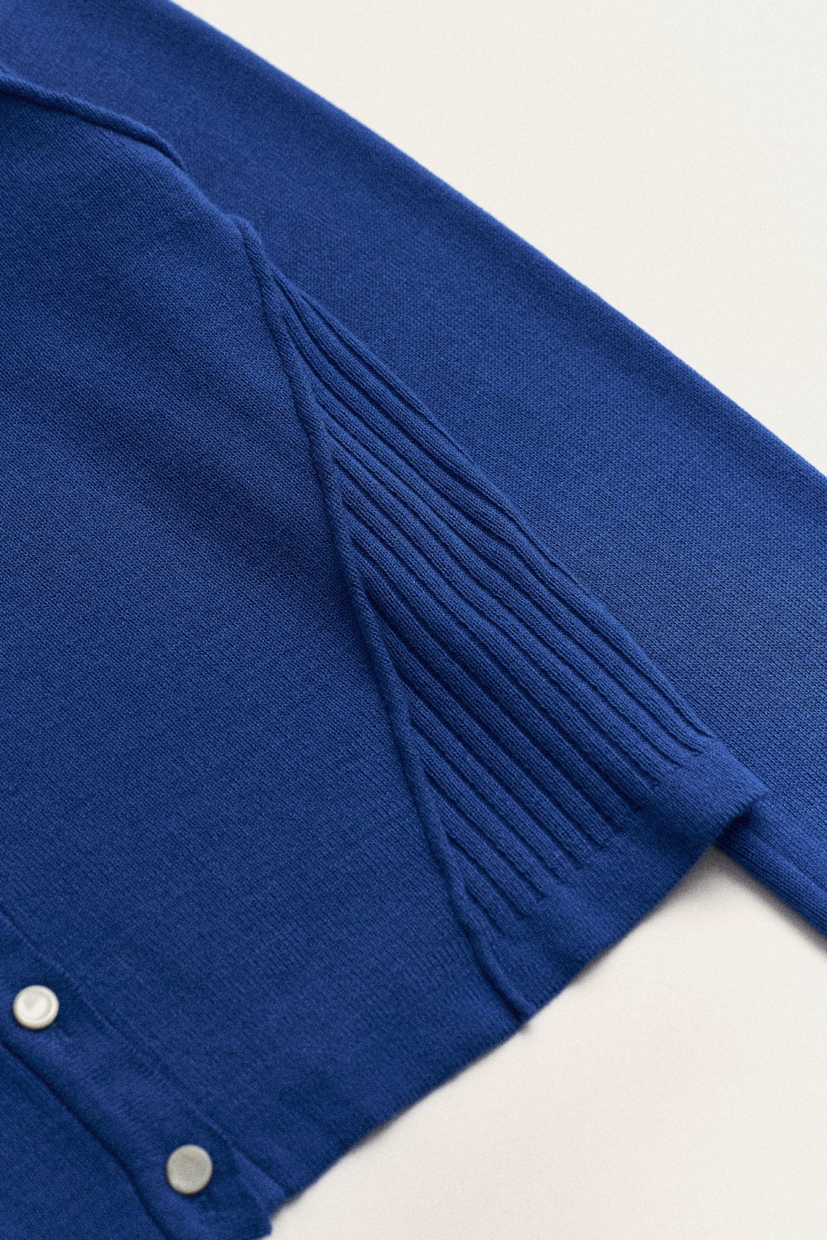 CARDIGAN À COUTURES BRUTES_BLEU