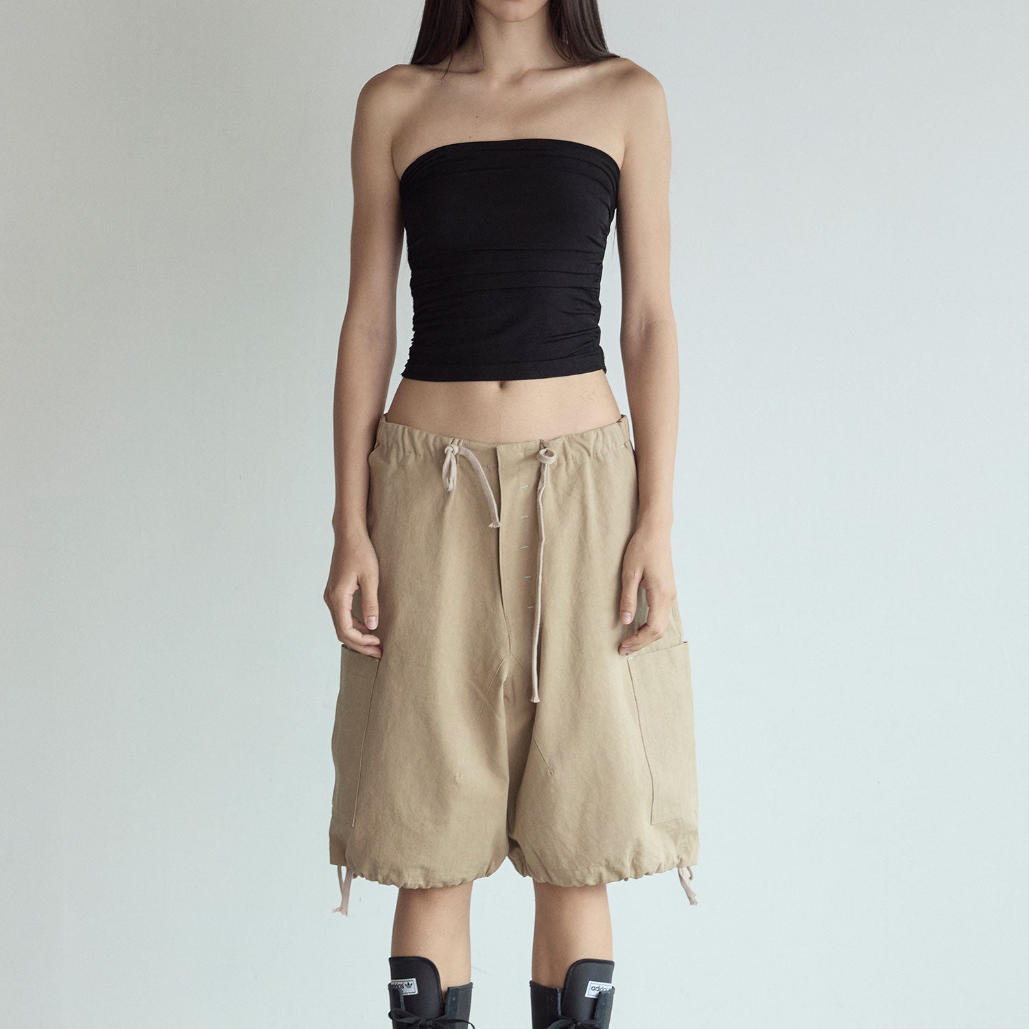 LOW WAIST CARGO SHORTS_BEIGE