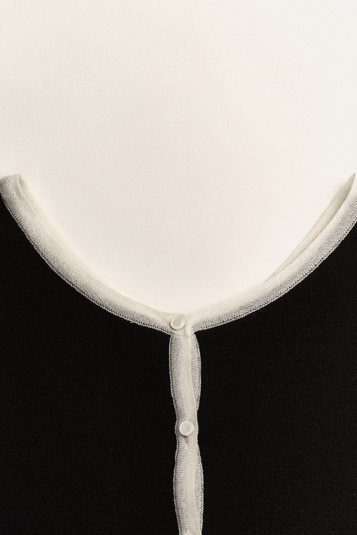 PULL EN MAILLE CONTRASTÉE_NOIR