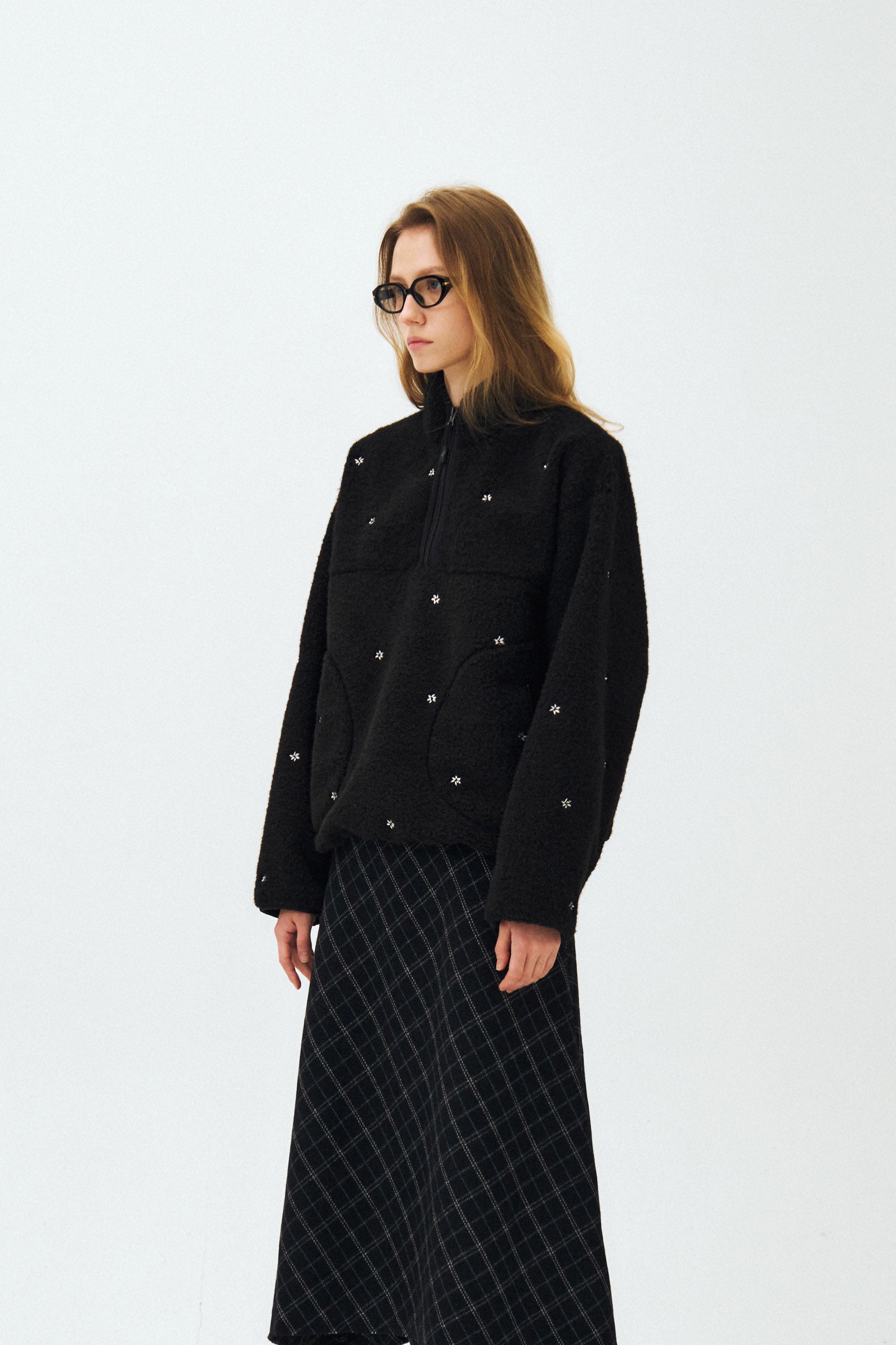 FLORAL EMBROIDERED HALF ZIP-UP FLEECE JACKET_BLACK