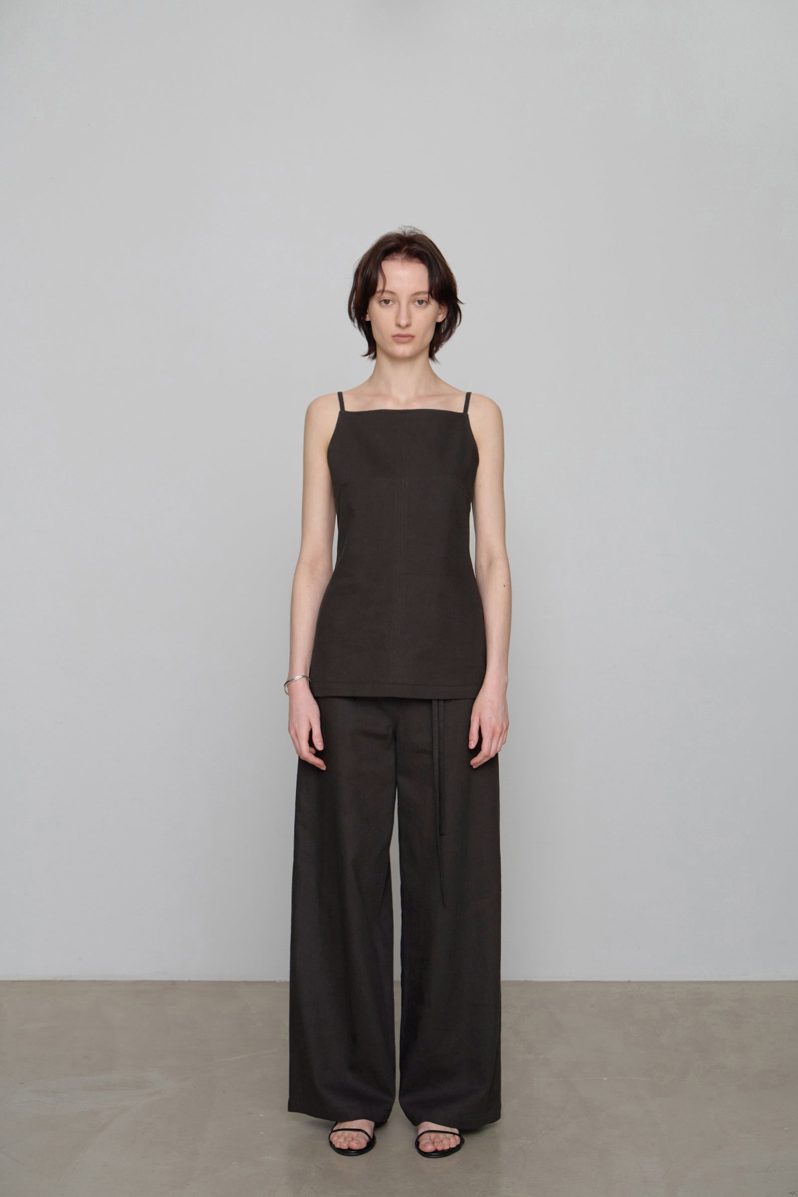 BLOUSE SANS MANCHES EN LIN_MARRON FONCÉ