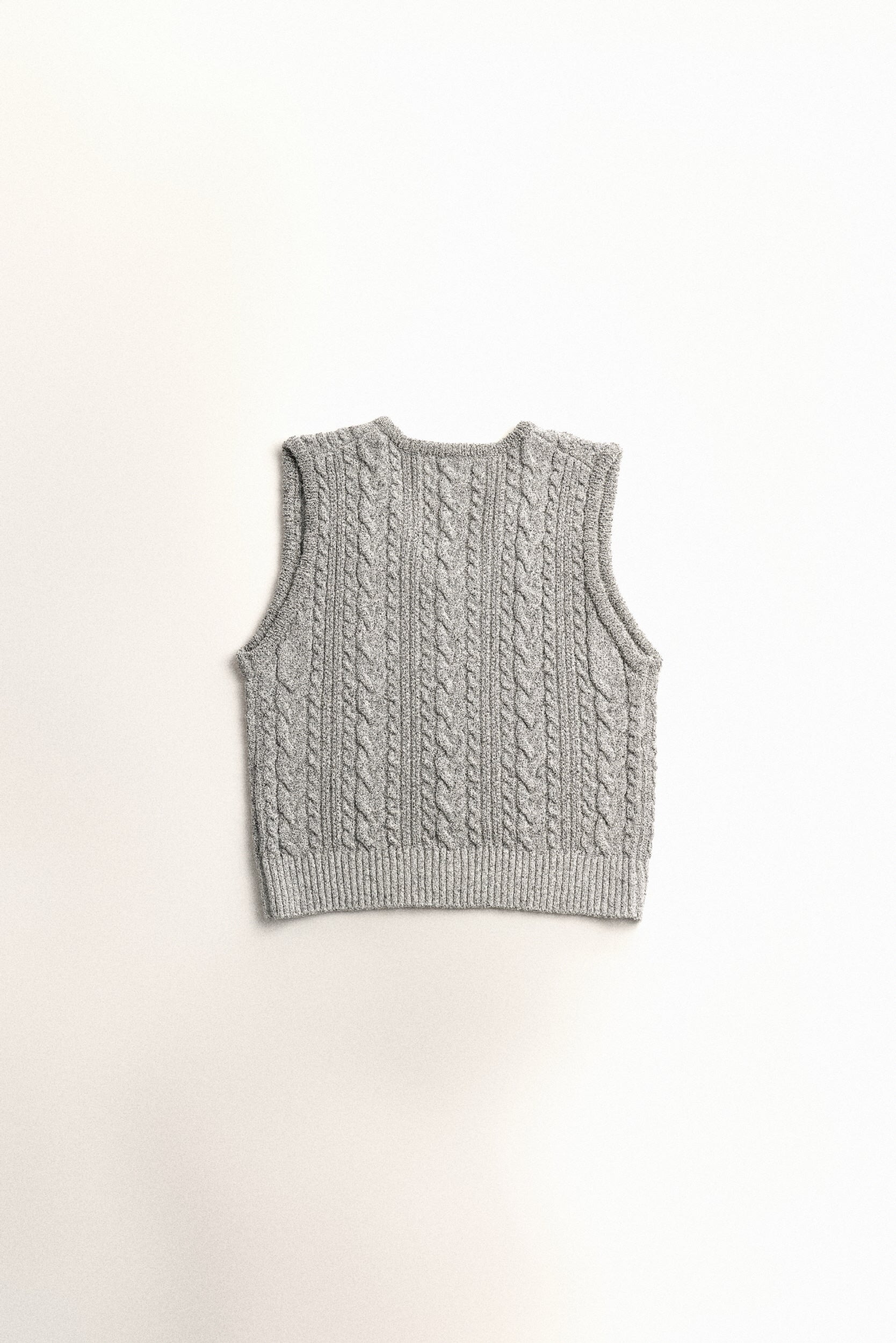 GILET SANS MANCHES EN MAILLE TORSADÉE_GRIS CLAIR