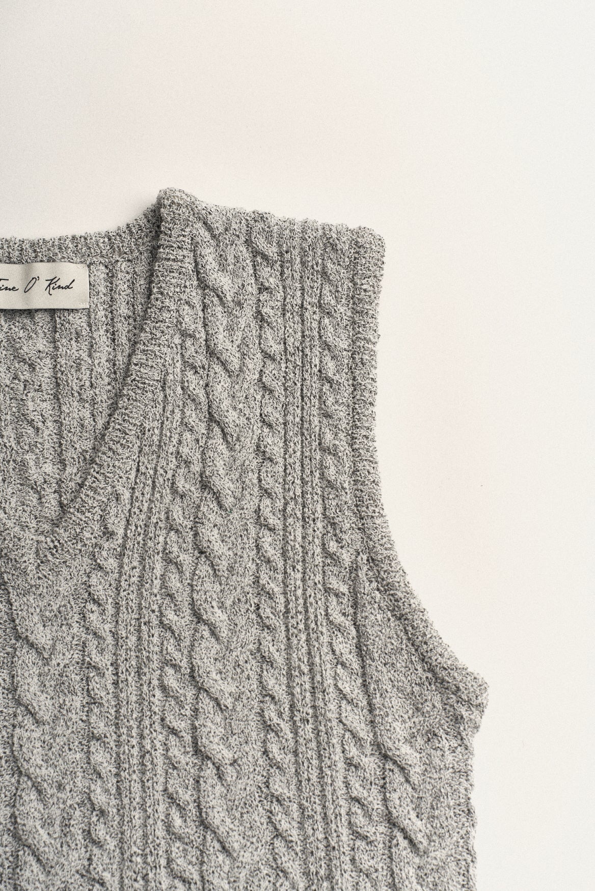 GILET SANS MANCHES EN MAILLE TORSADÉE_GRIS CLAIR