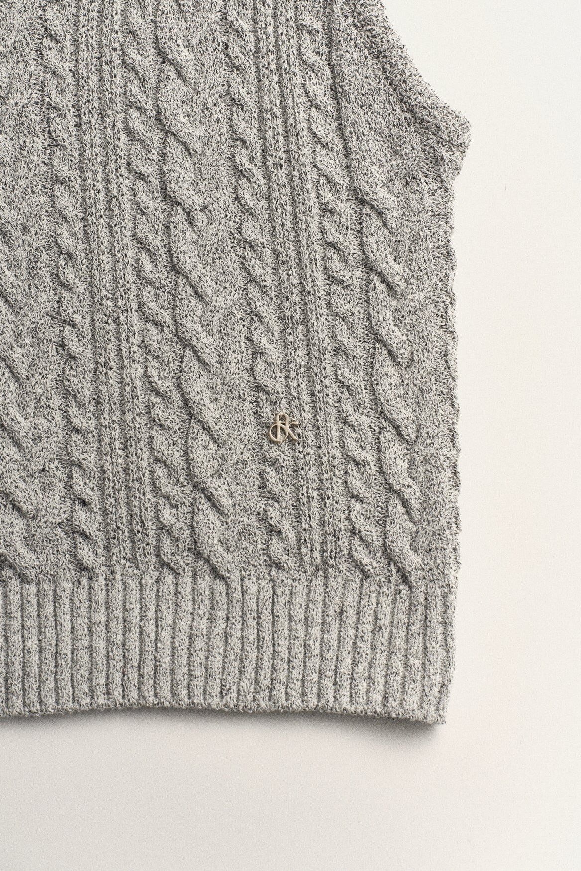GILET SANS MANCHES EN MAILLE TORSADÉE_GRIS CLAIR