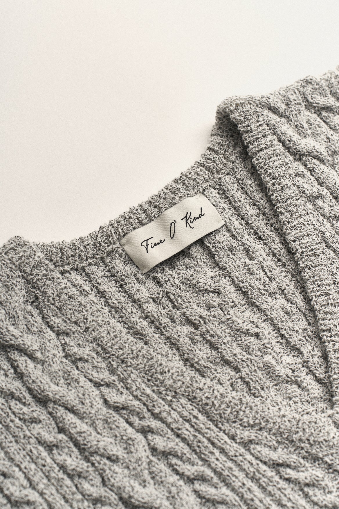 GILET SANS MANCHES EN MAILLE TORSADÉE_GRIS CLAIR