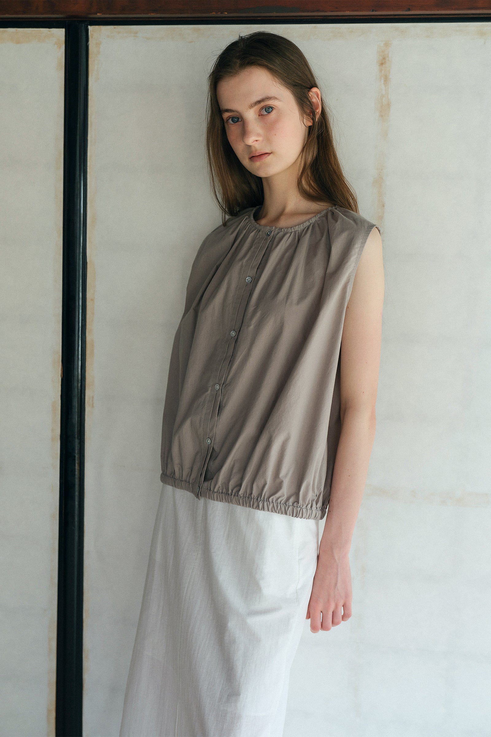 ZOEY SHIRRING SLEEVELESS_MOKA