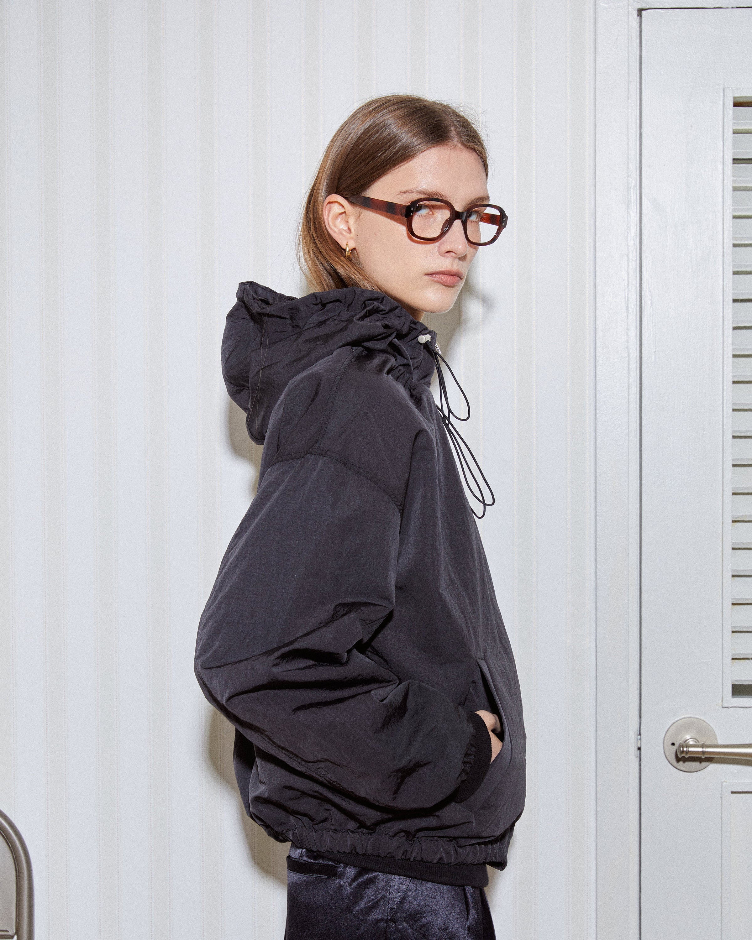 SHIRRING HOODED WINDBREAKER_BLACK