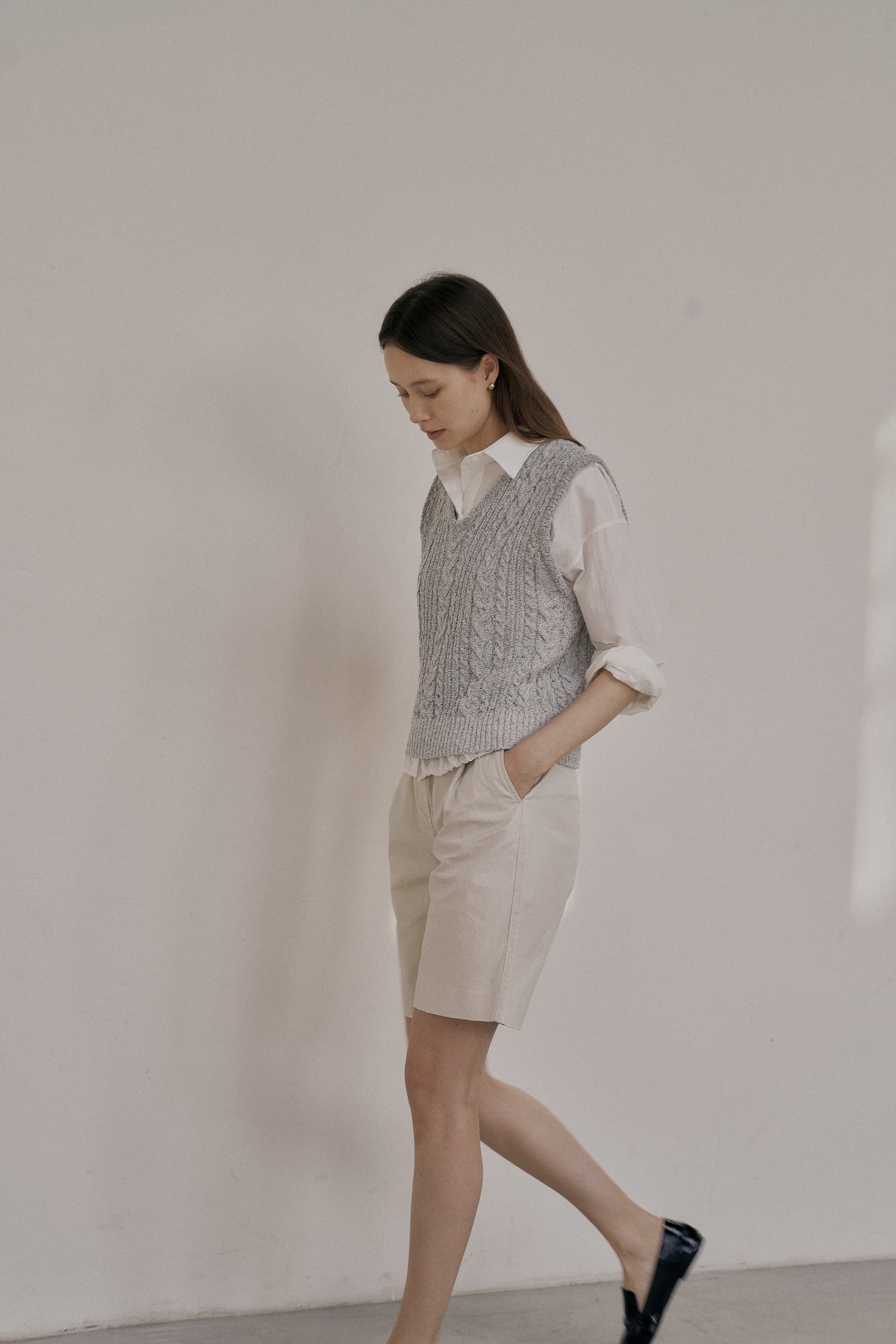 GILET SANS MANCHES EN MAILLE TORSADÉE_GRIS CLAIR