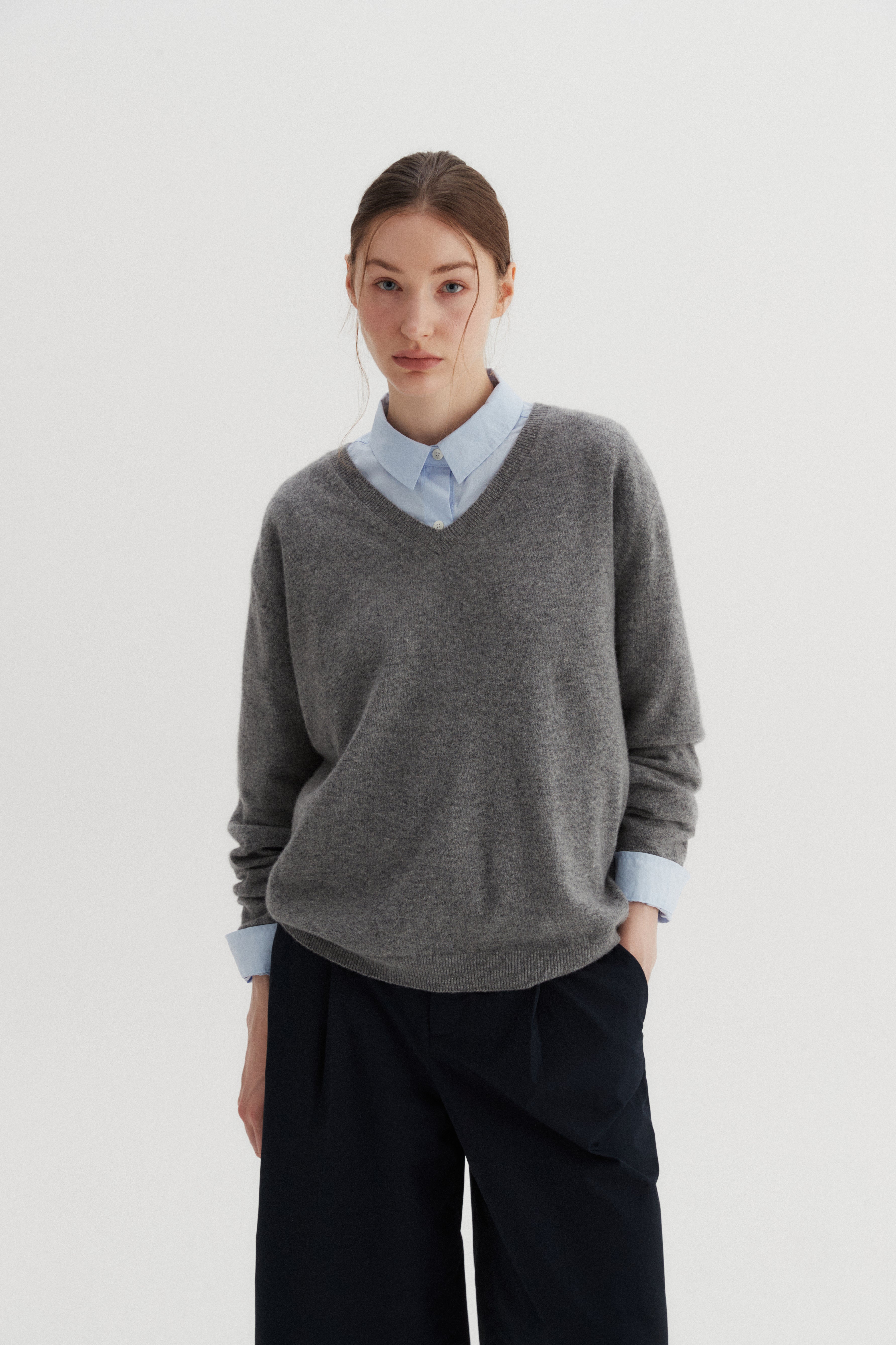 PULL COL V EN LAINE_GRIS