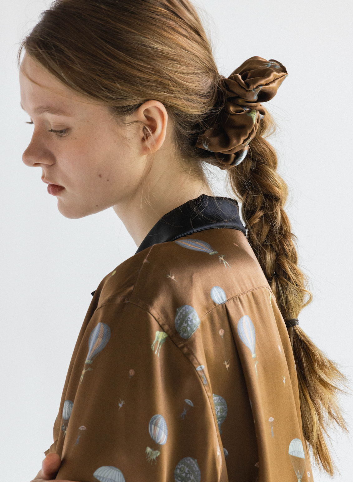 DREAM PARADE SCRUNCHIE_BROWN