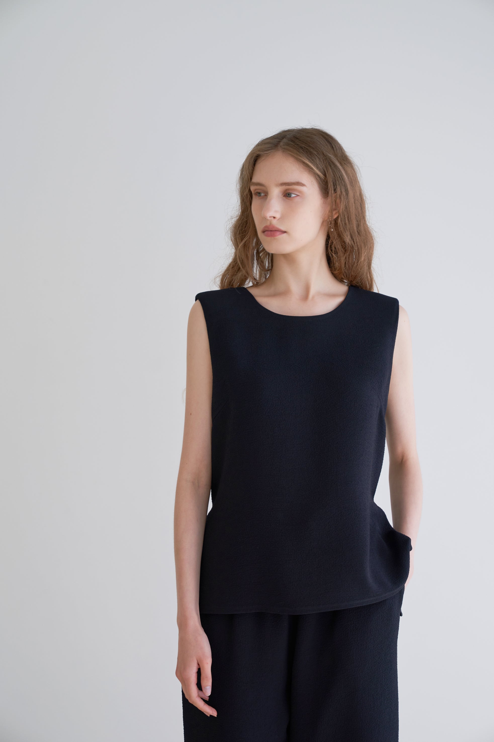 PLEATS SLEEVELESS TOP_BLACK