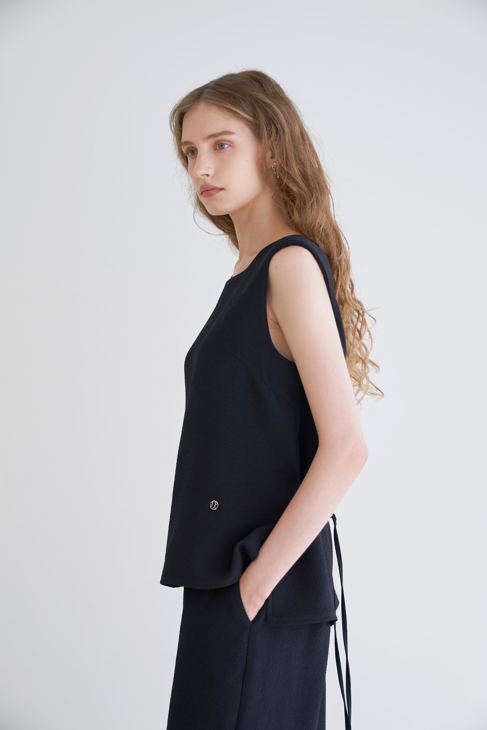 PLEATS SLEEVELESS TOP_BLACK