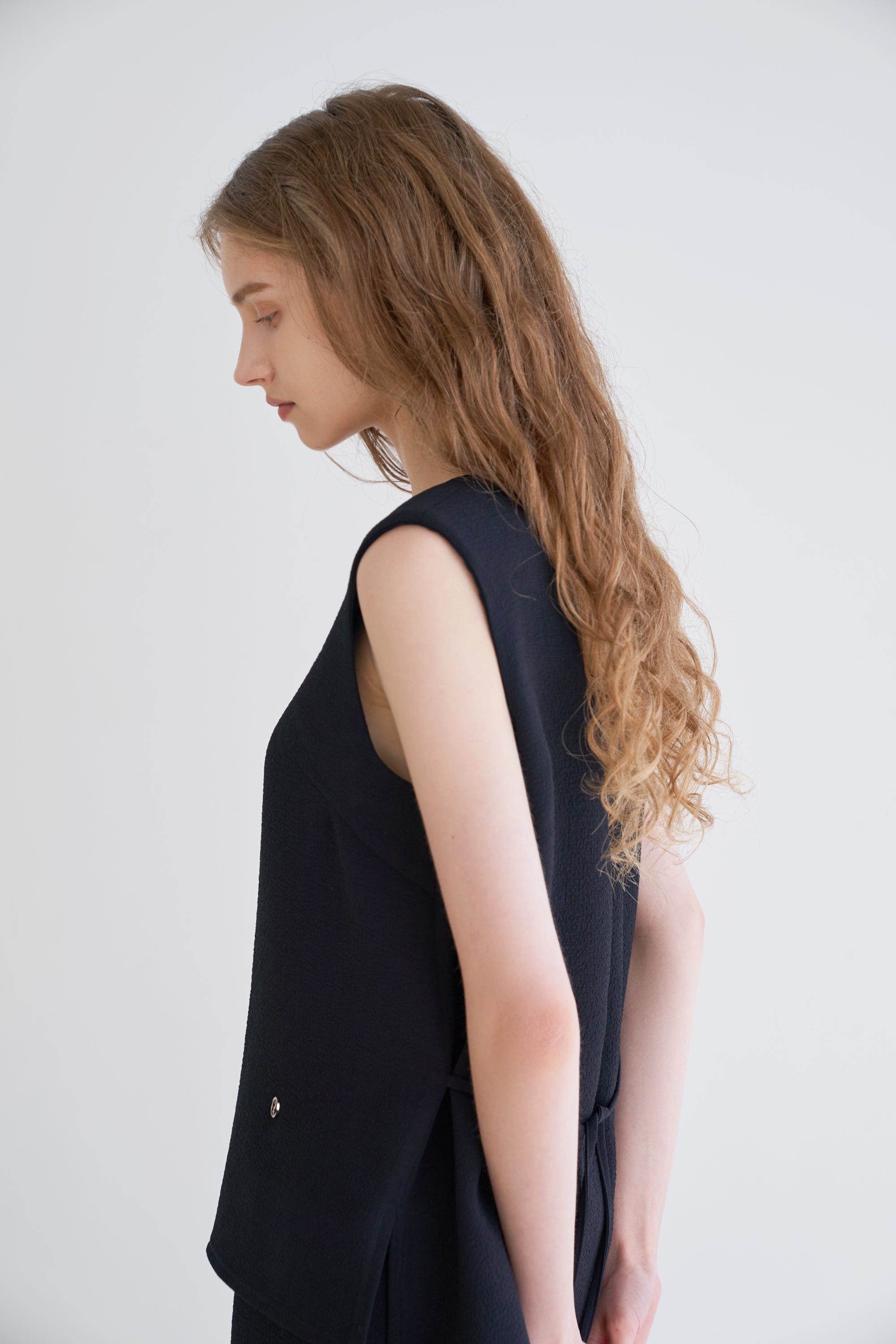 PLEATS SLEEVELESS TOP_BLACK