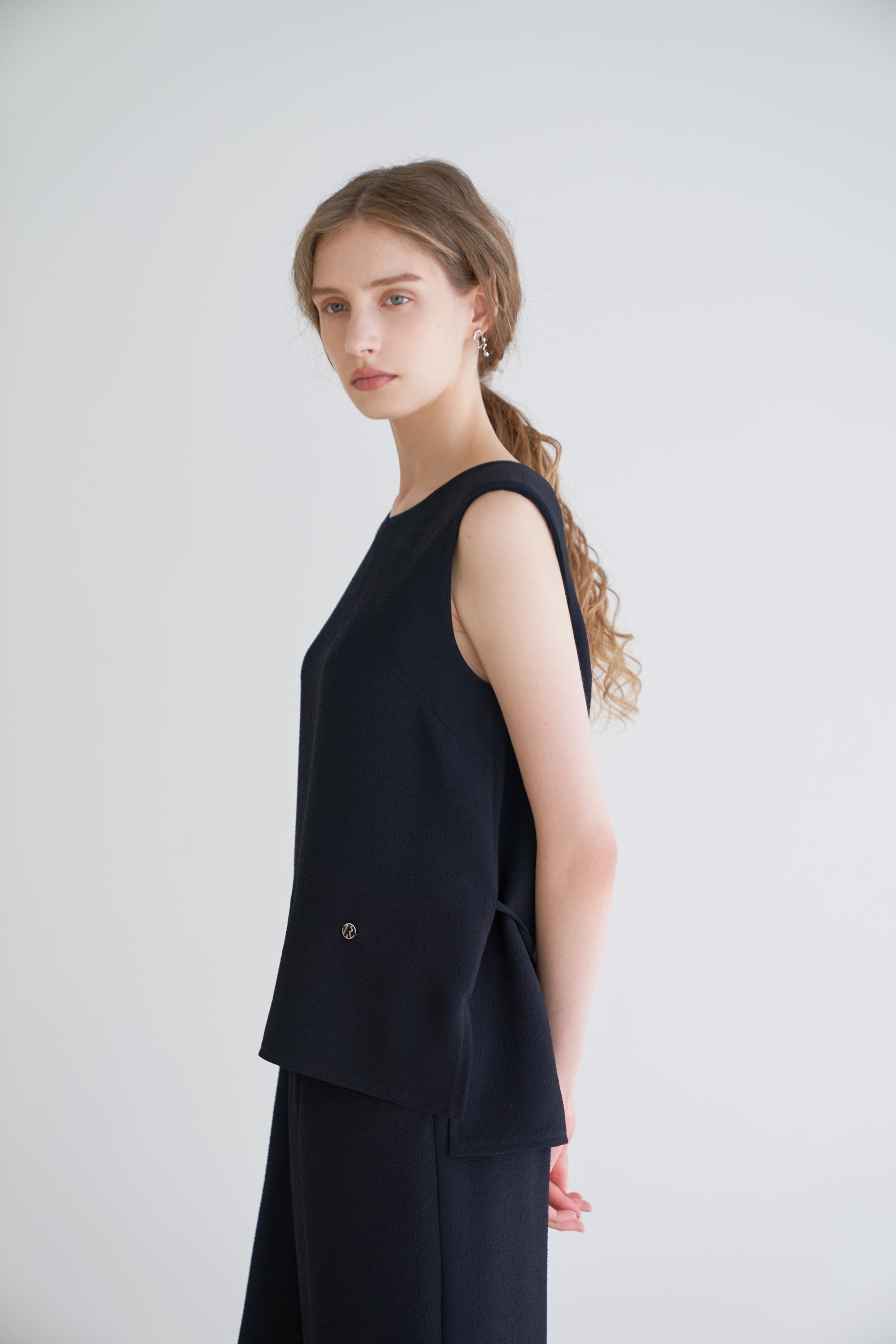 PLEATS SLEEVELESS TOP_BLACK