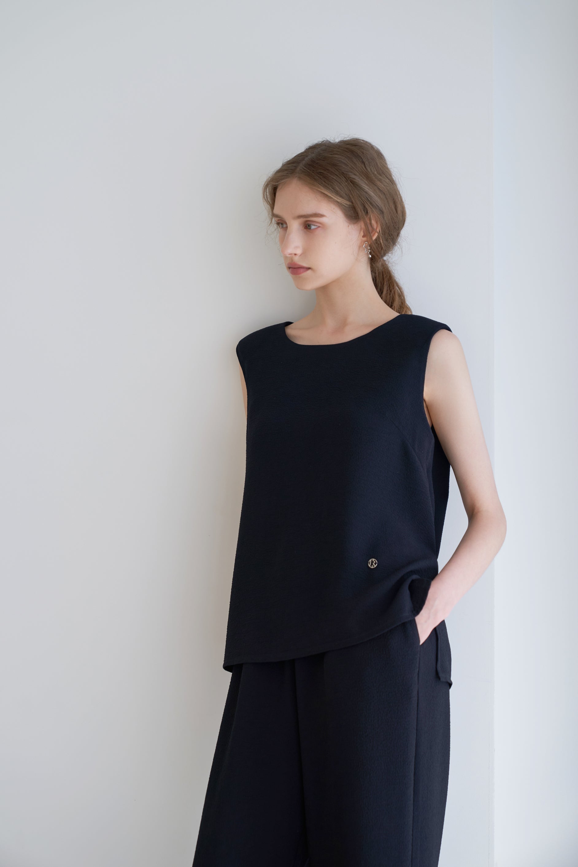 PLEATS SLEEVELESS TOP_BLACK