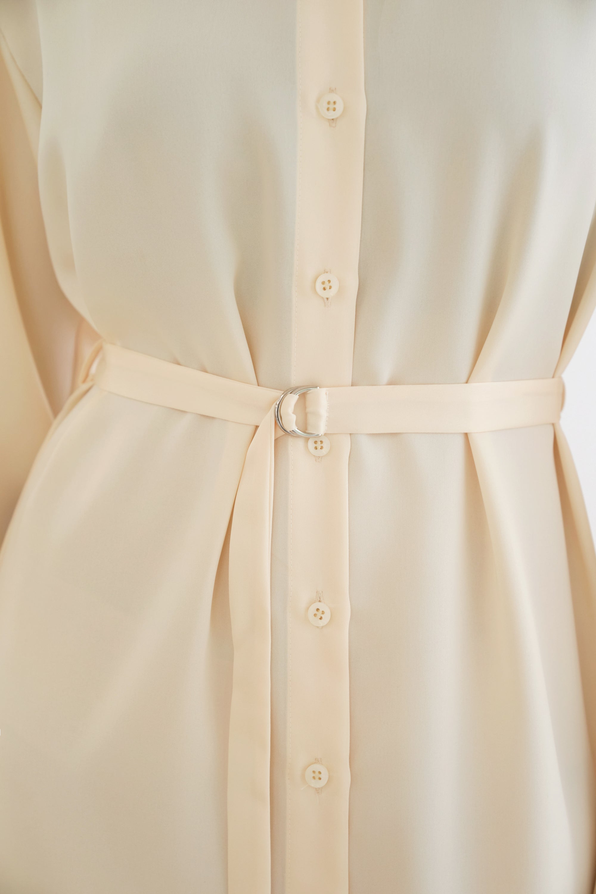 ROBE-CHEMISE LONGUE SATINÉE À BOUTONS_JAUNE
