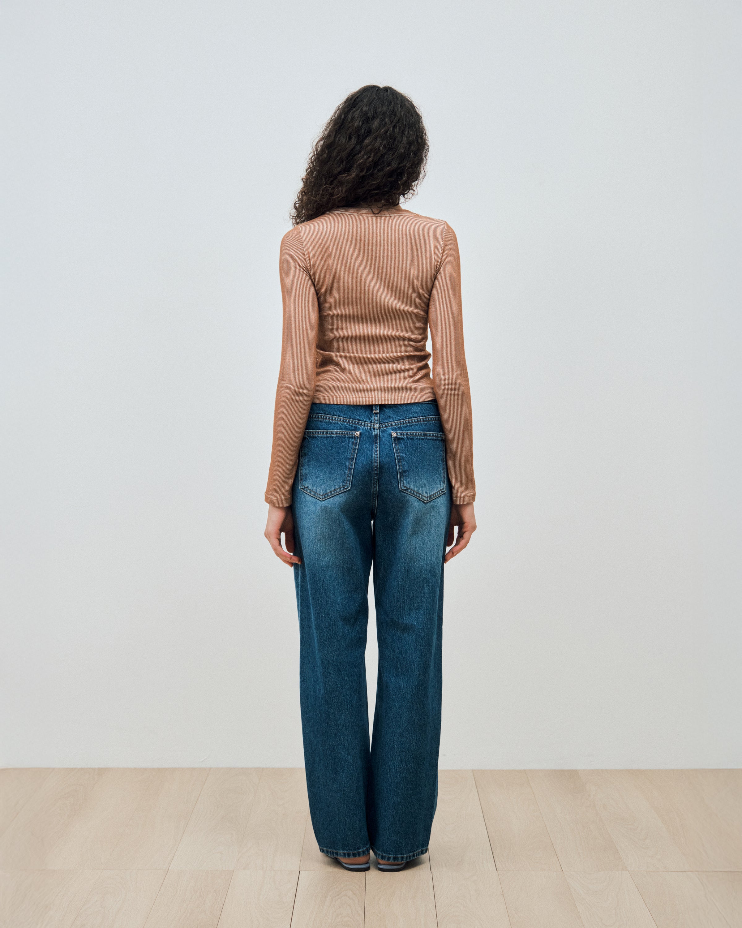 TWO-TONE RIBBED LONG SLEEVES TEE_BROWN