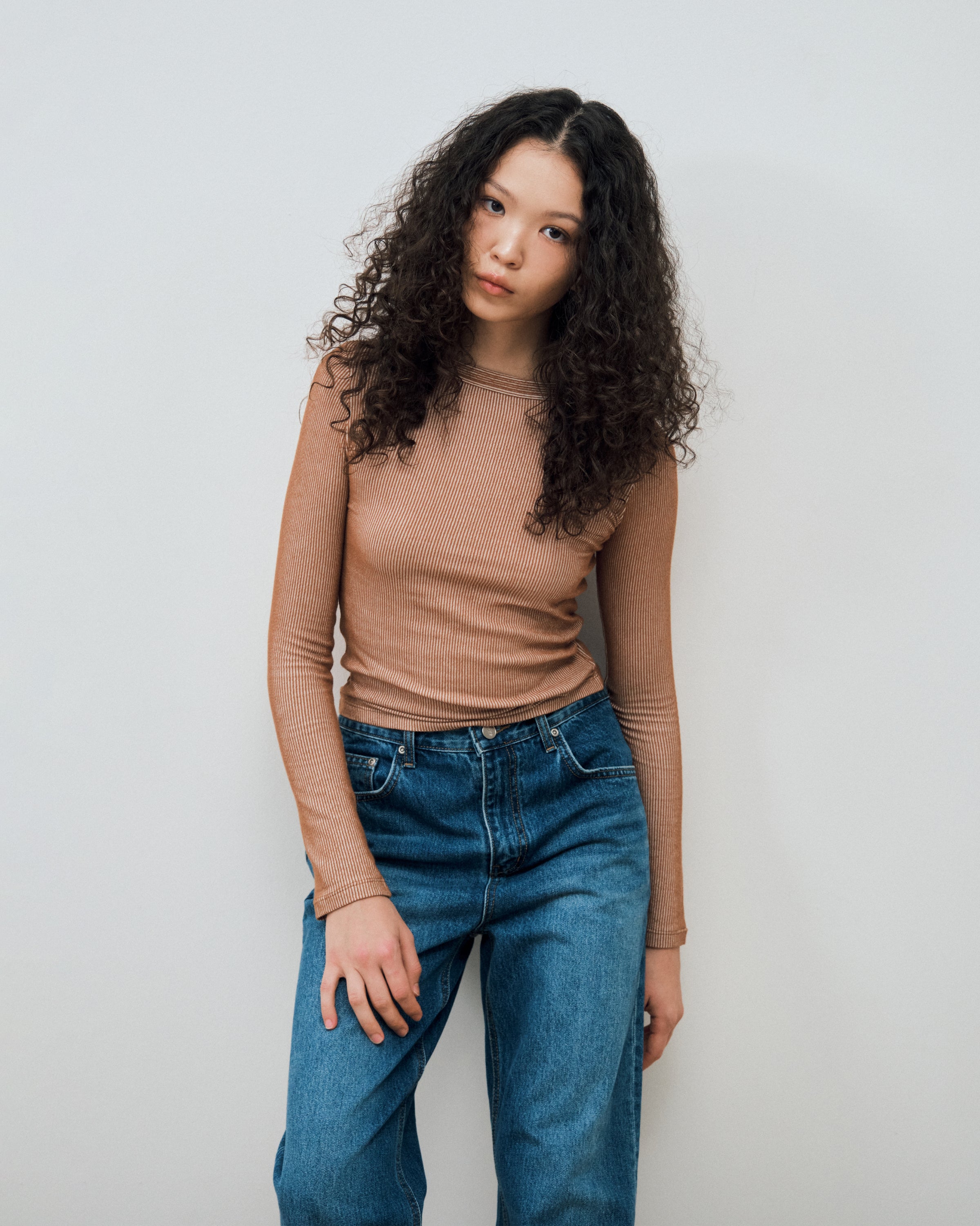 TWO-TONE RIBBED LONG SLEEVES TEE_BROWN