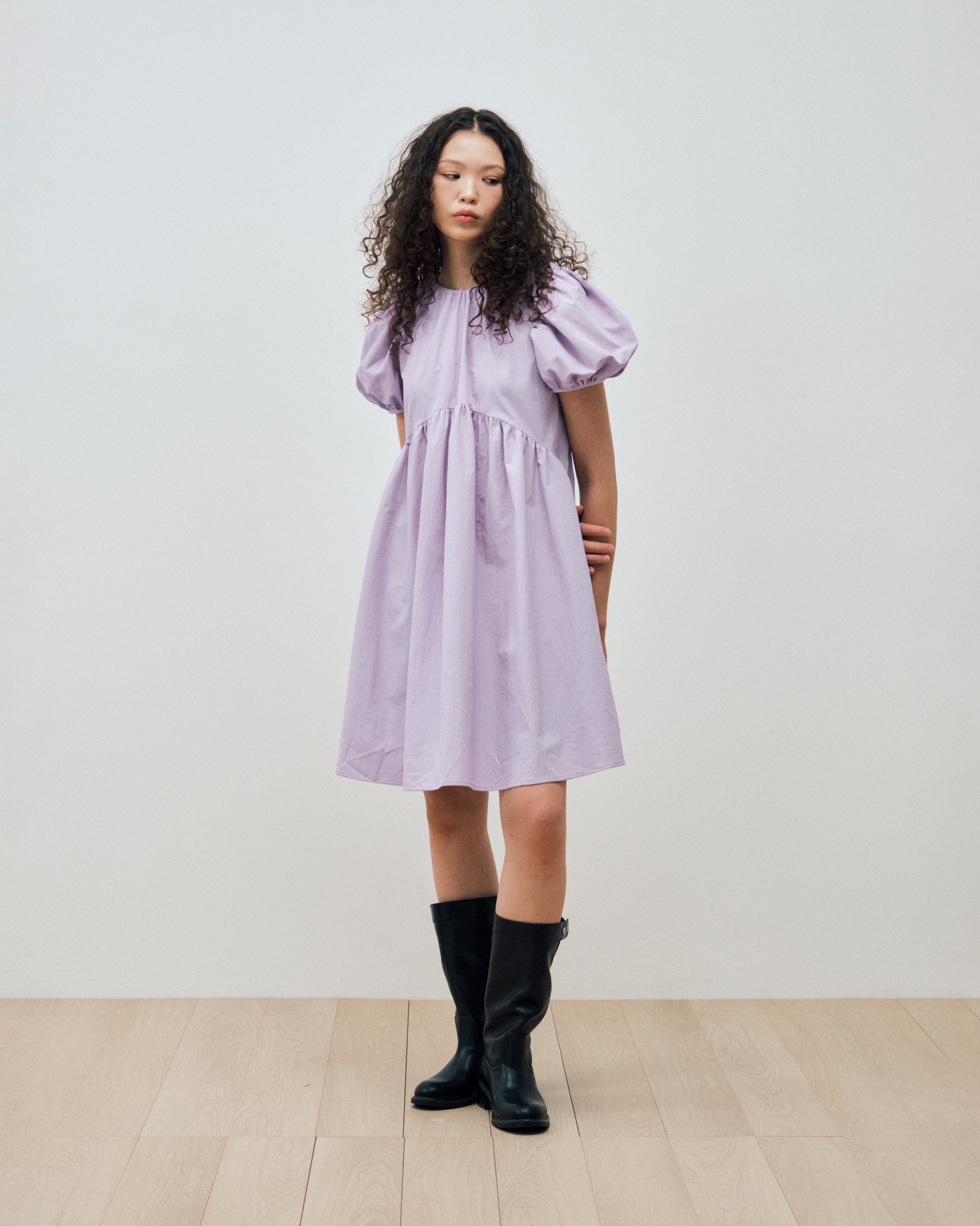 ROBE À MANCHES BOUFFANTES ET FRONCES ARQUÉES_VIOLET