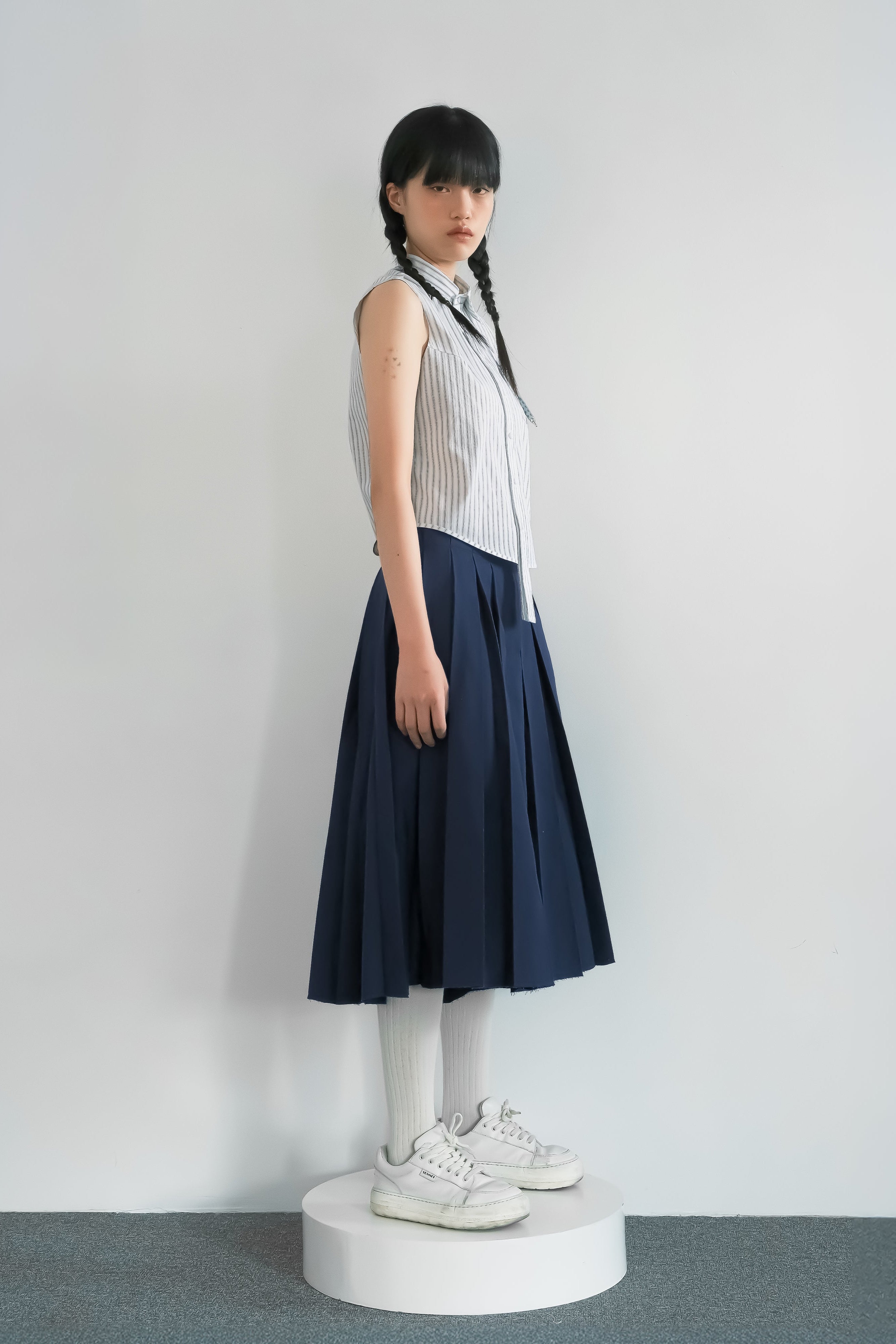 PANTALON À LARGE PLIS_BLEU MARINE