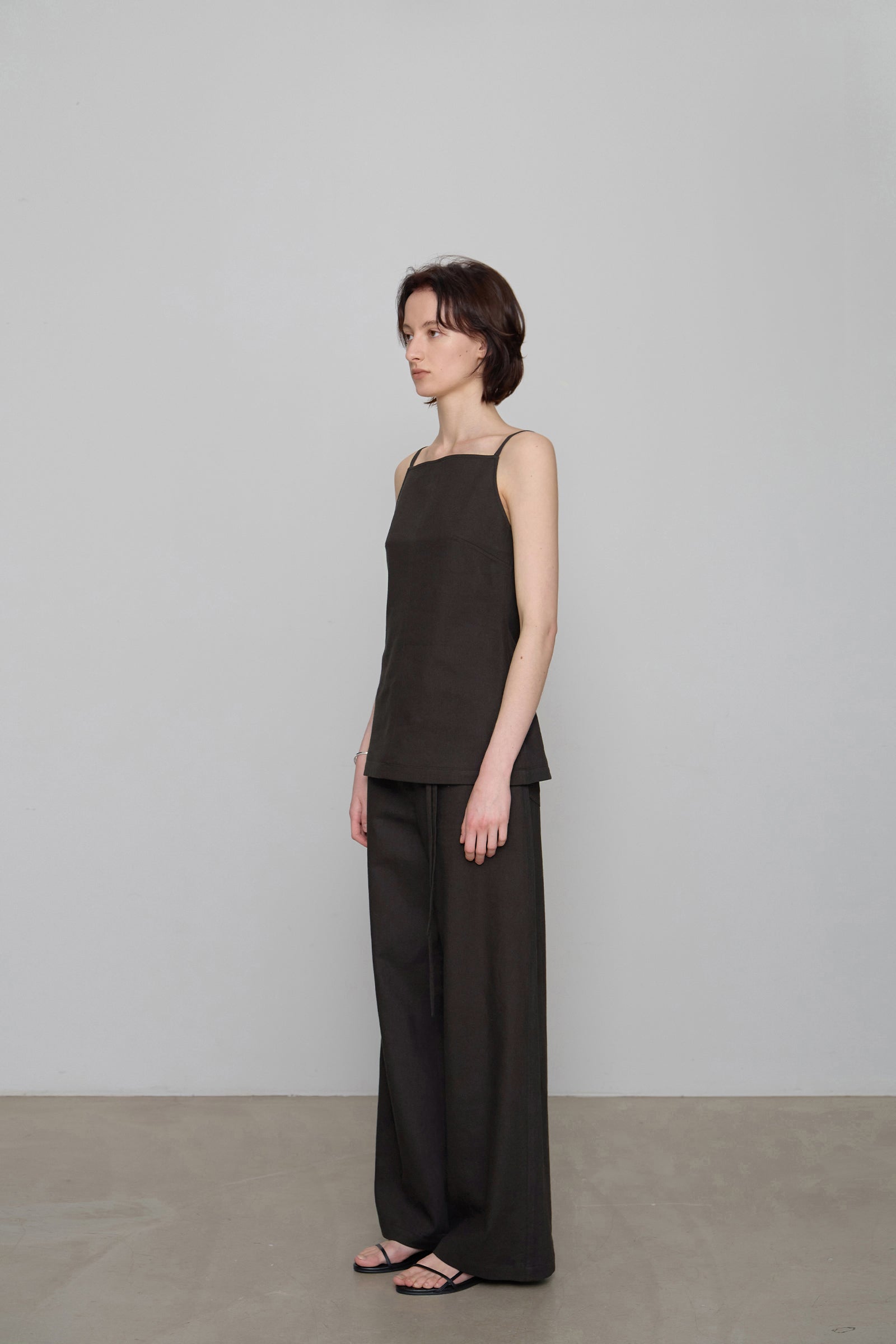 BLOUSE SANS MANCHES EN LIN_MARRON FONCÉ