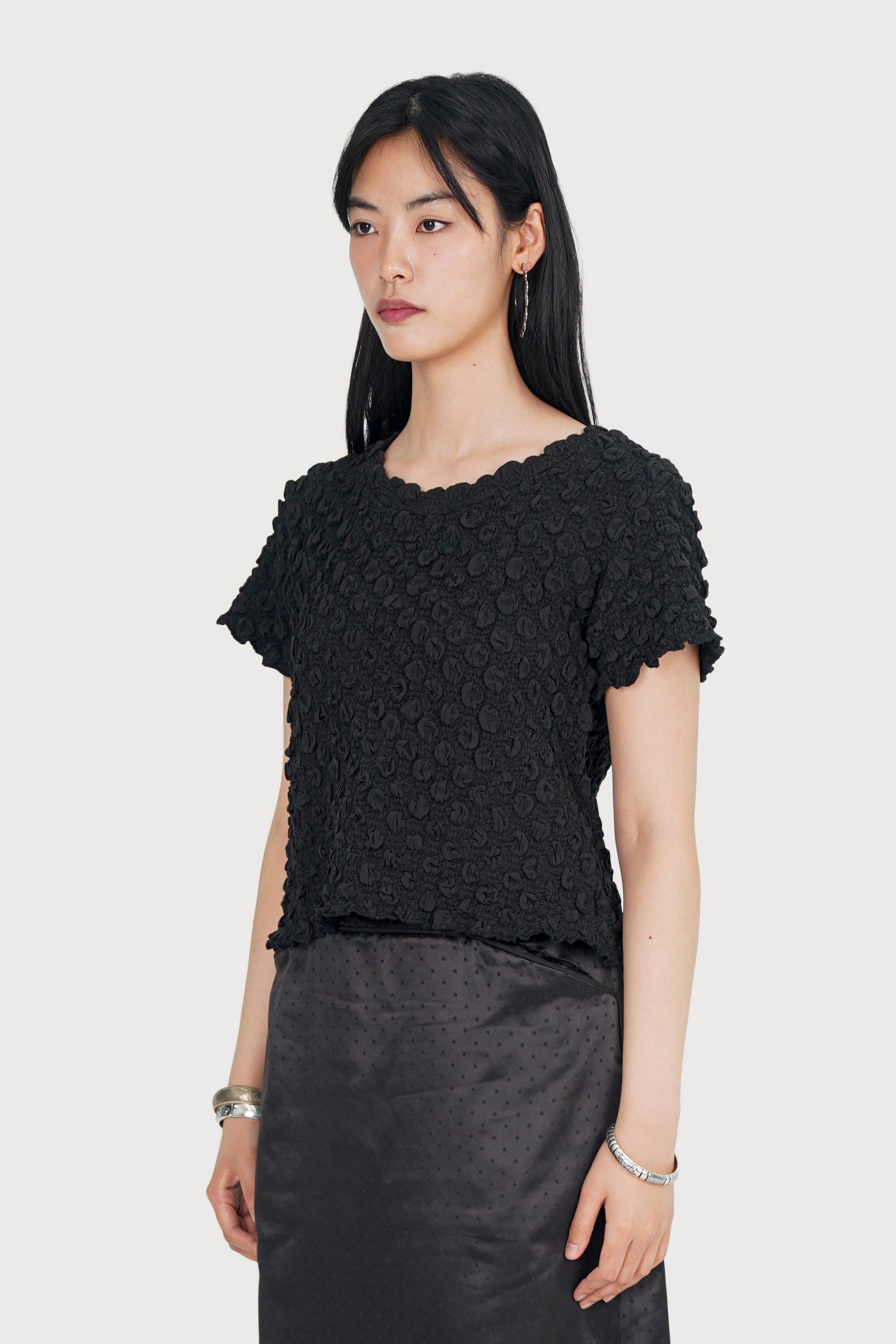 EMBOSSED STRETCH TOP_BLACK