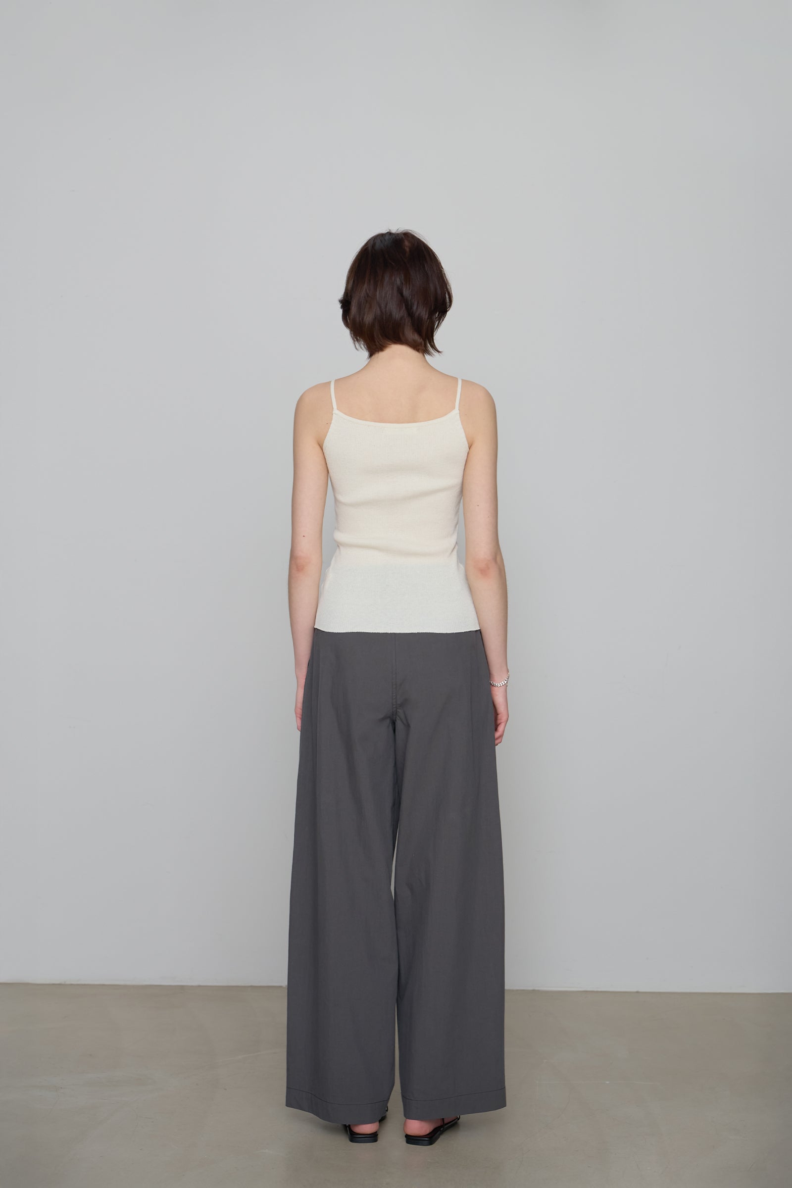 CUTTER WIDE TUCK PANTS_CHARCOAL